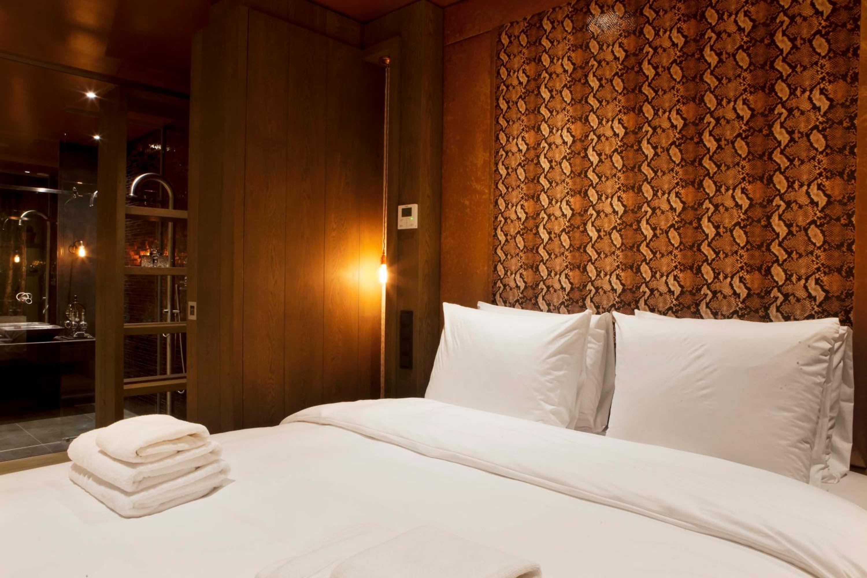 Standard Double Room thumbnail 5