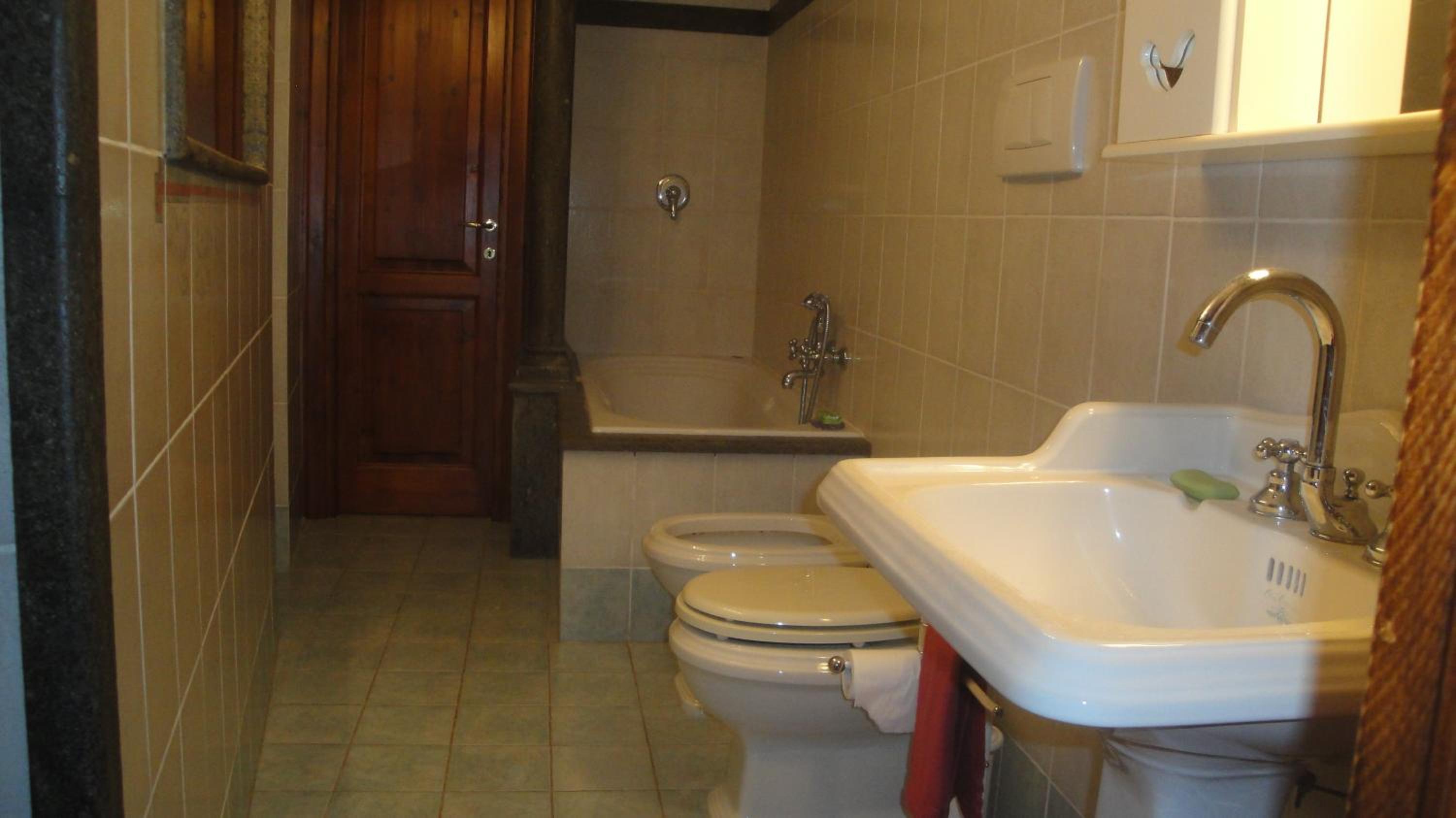 Apartment with Terrace - Photo 7