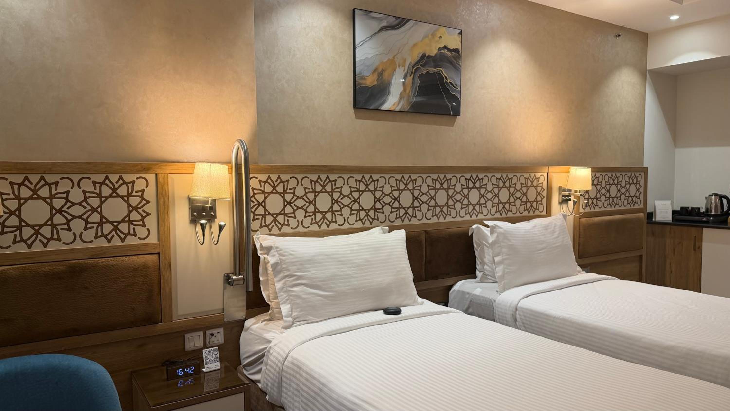 Deluxe Twin Accessible Room - Photo 3