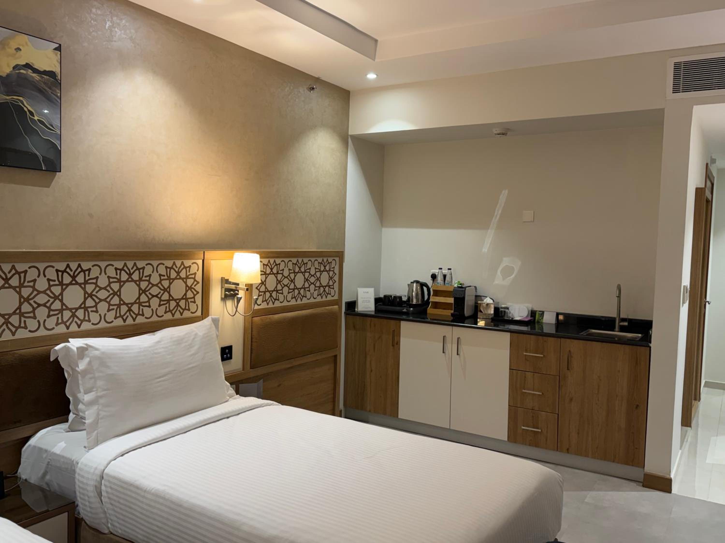Deluxe Twin Accessible Room - Photo 6