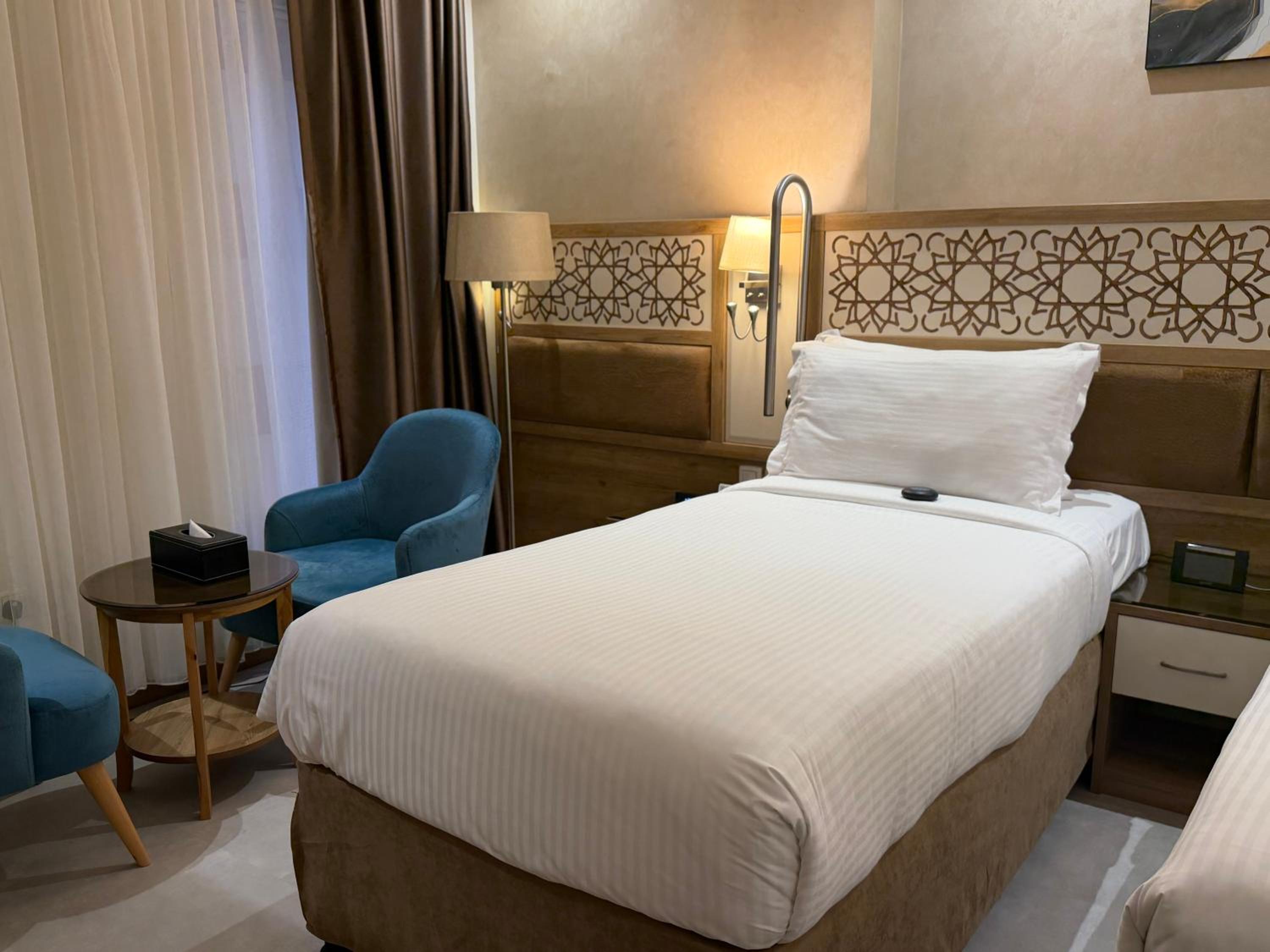 Deluxe Twin Accessible Room - Photo 7