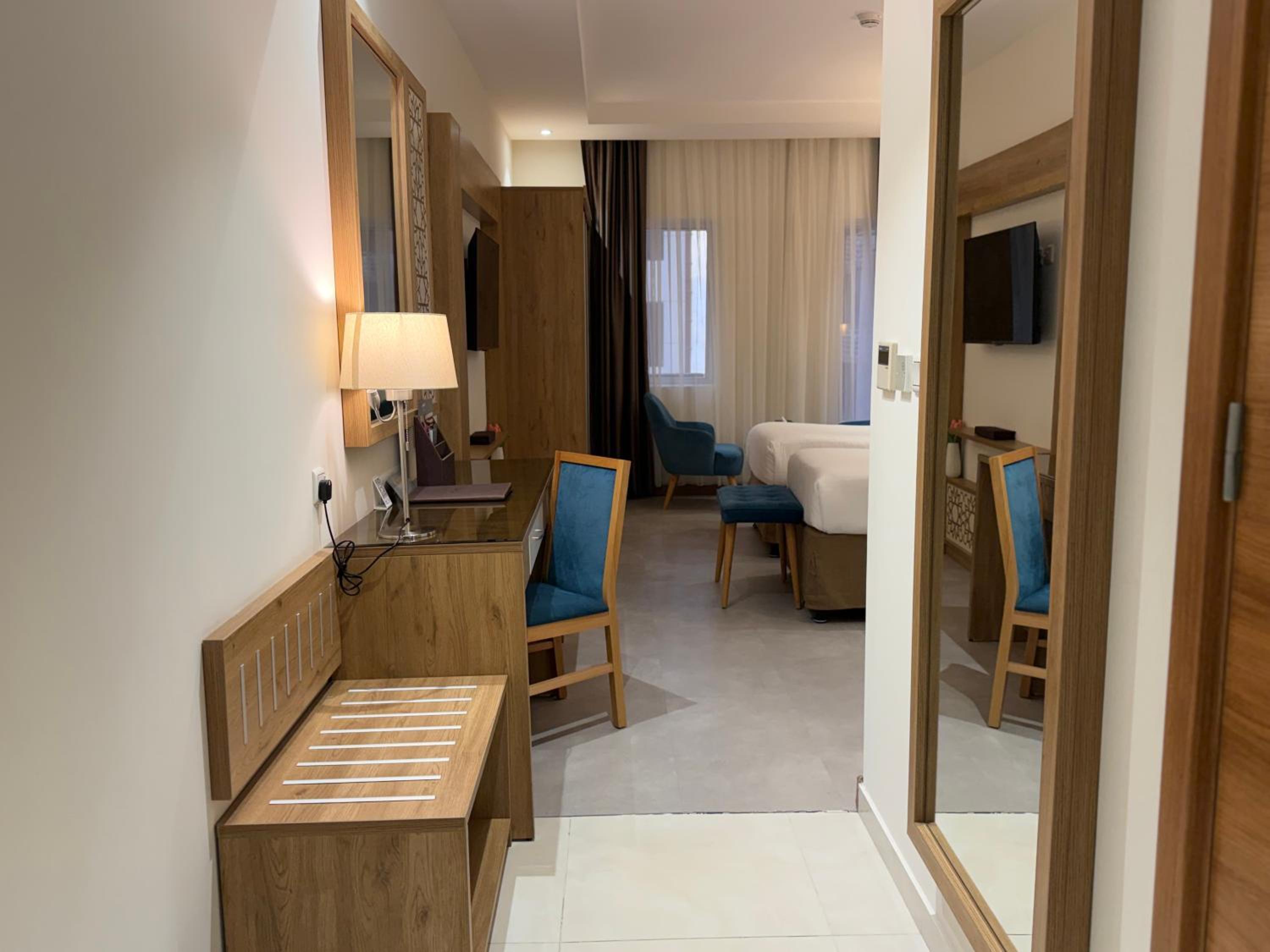 Deluxe Twin Accessible Room - Photo 10
