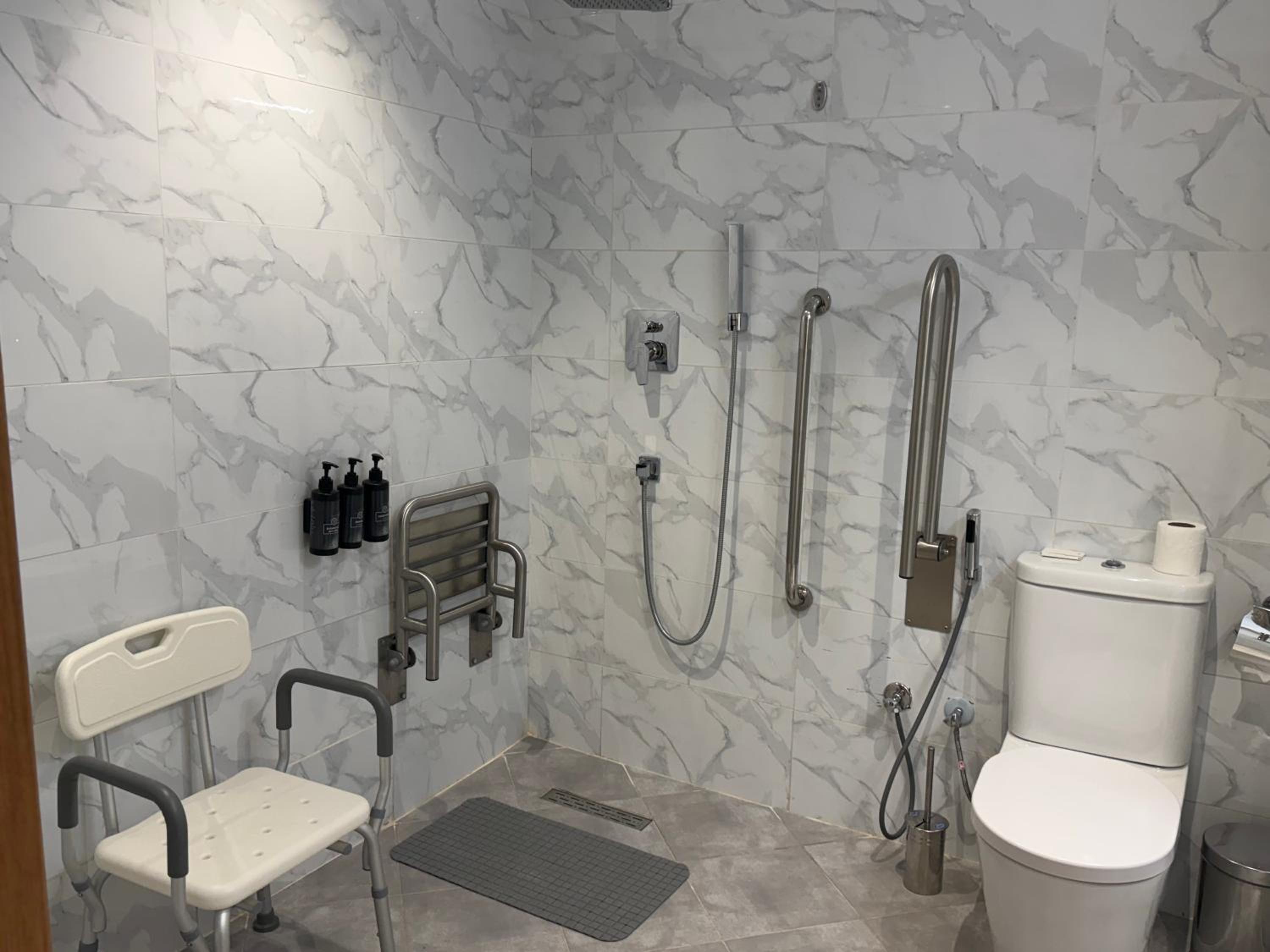 Deluxe Twin Accessible Room - Photo 11