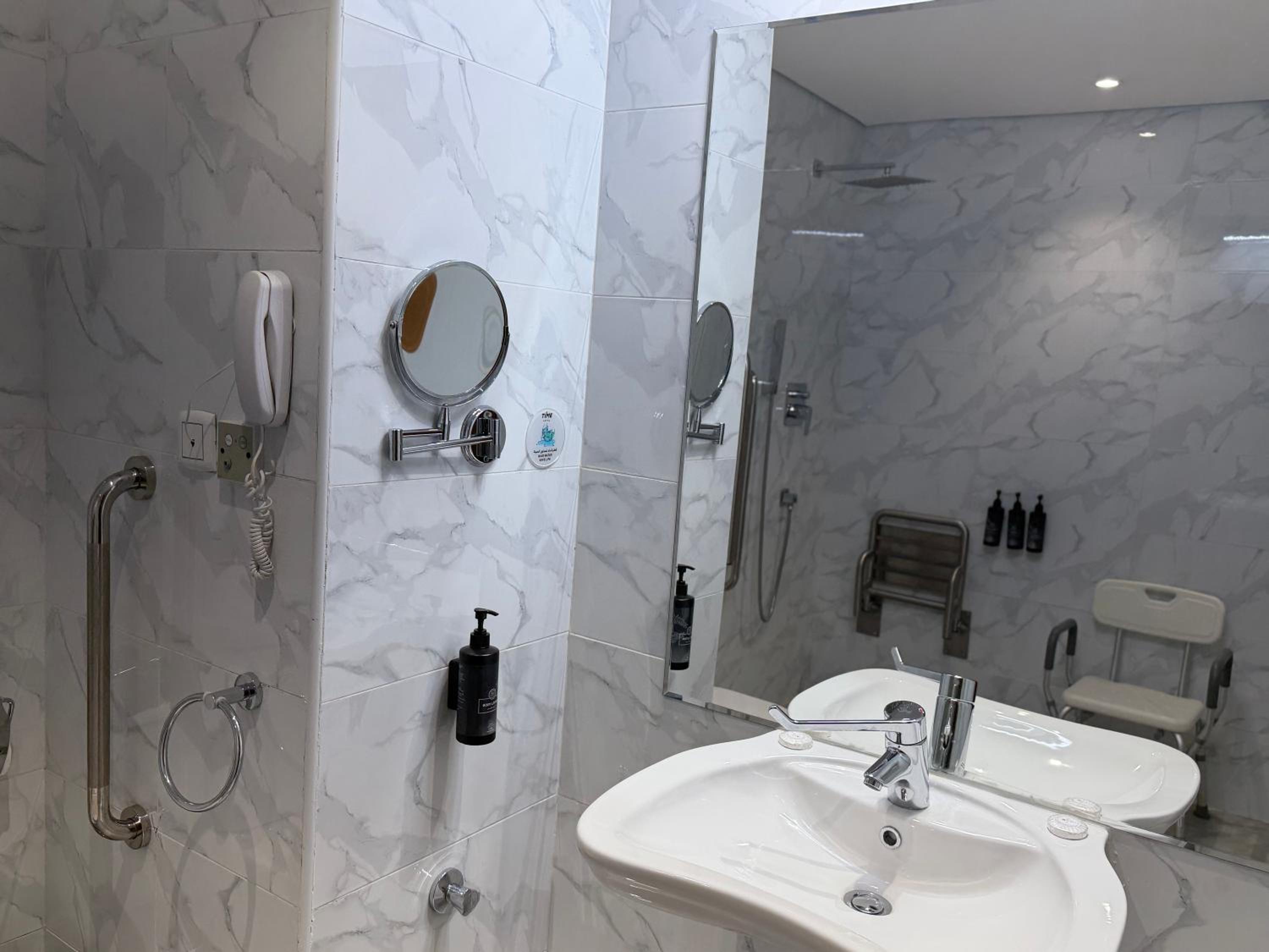 Deluxe Twin Accessible Room - Photo 12
