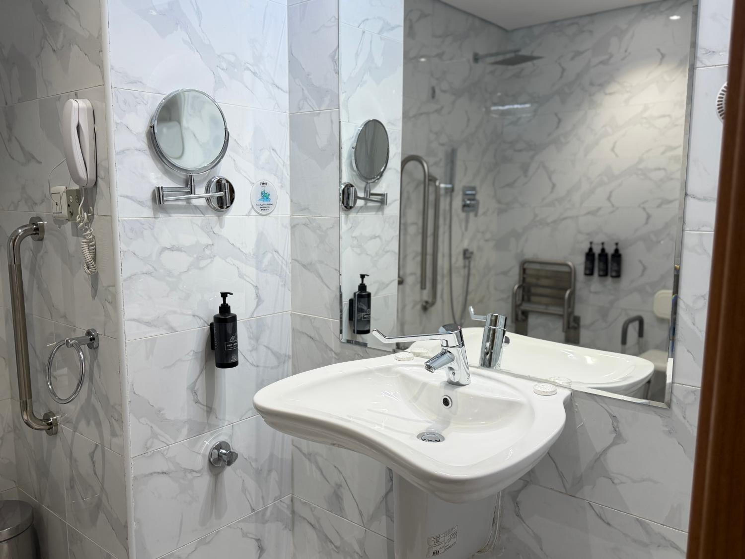 Deluxe Twin Accessible Room - Photo 14