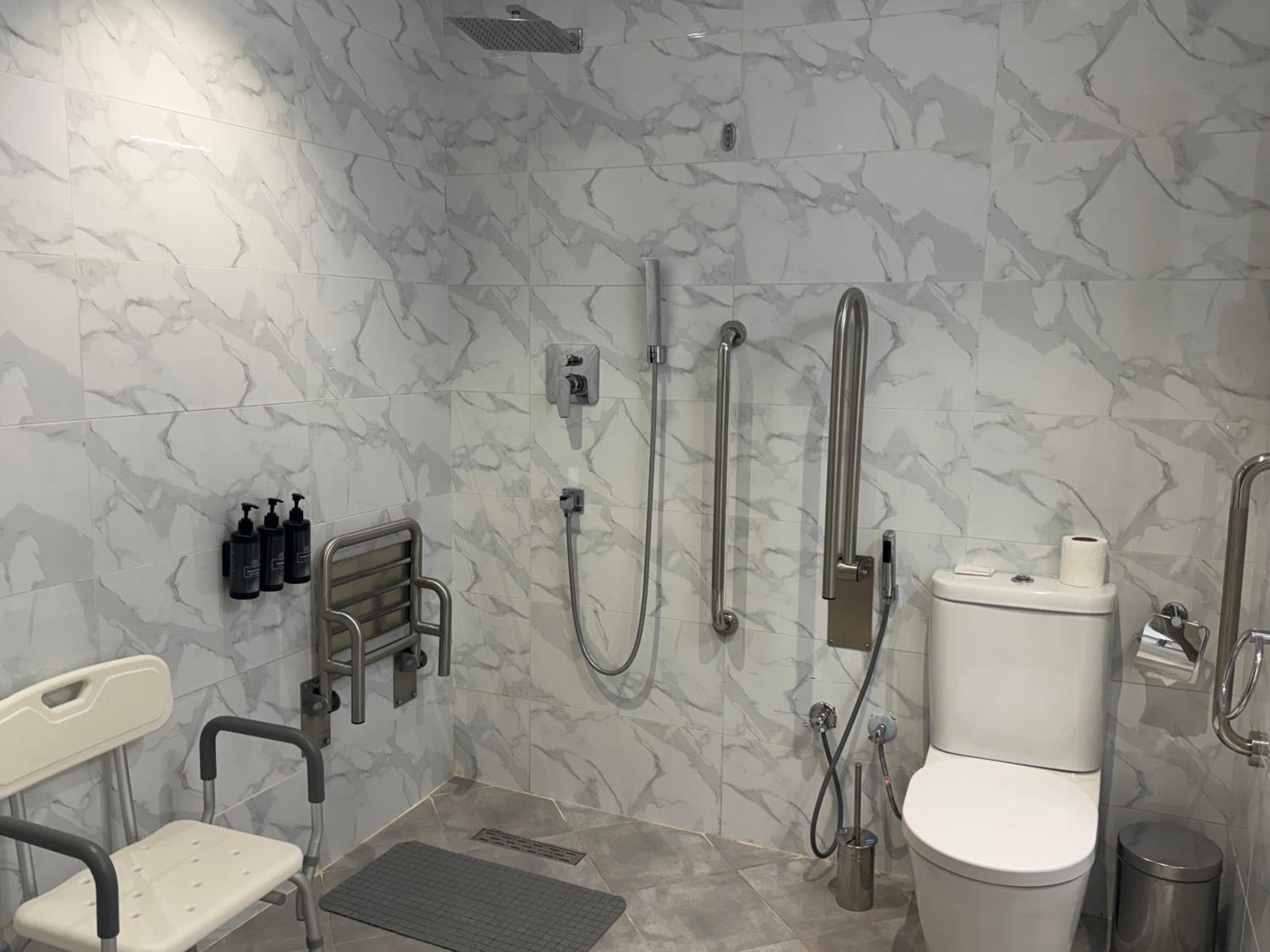 Deluxe Twin Accessible Room - Photo 1