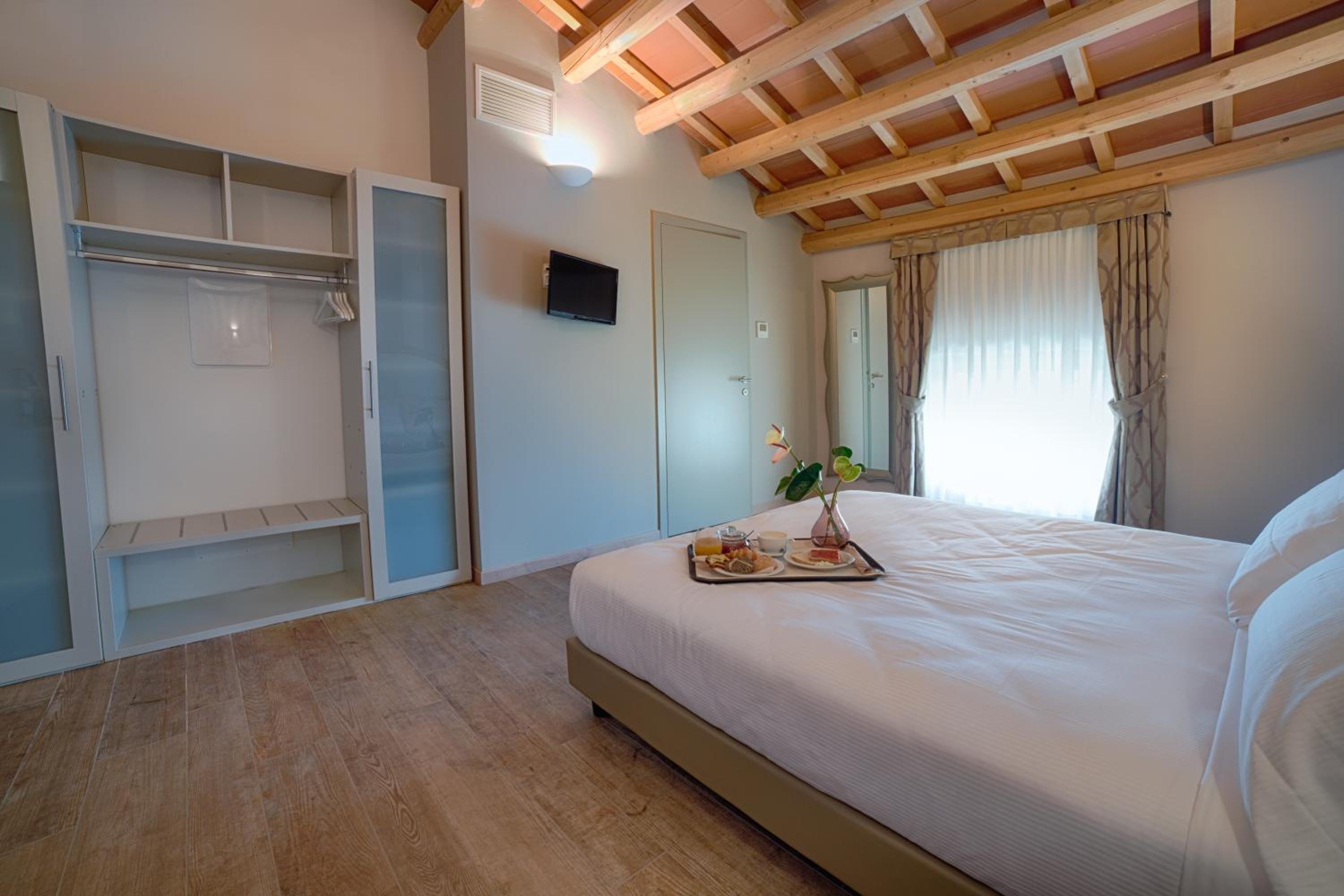 Deluxe Room - Photo 5