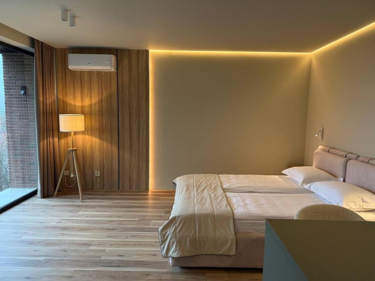 Studio Apartment with Balcony photo 2