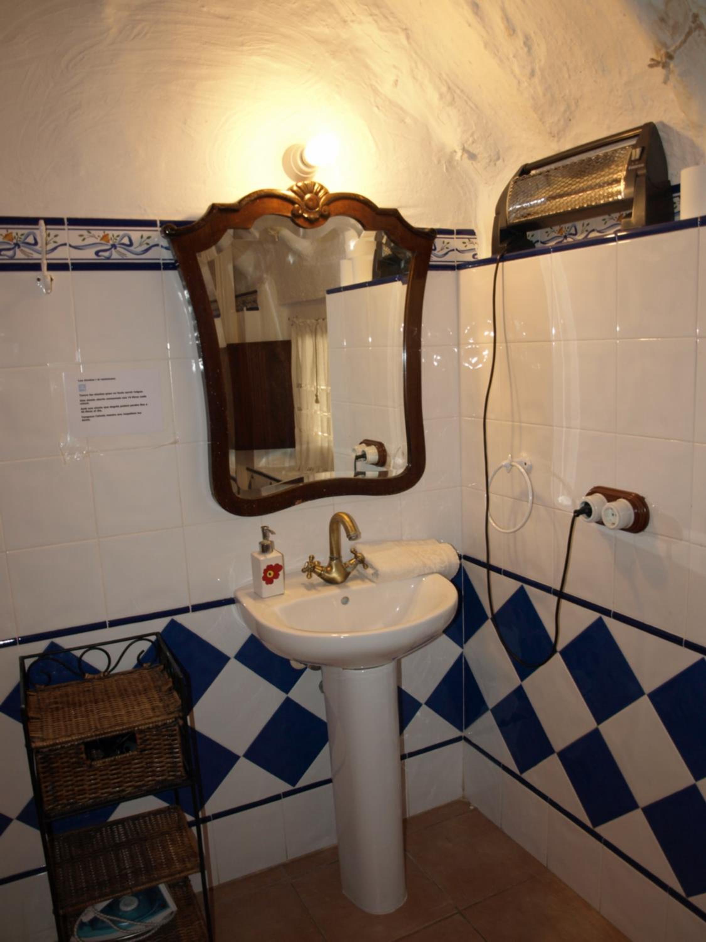 Two-Bedroom House - Photo 10
