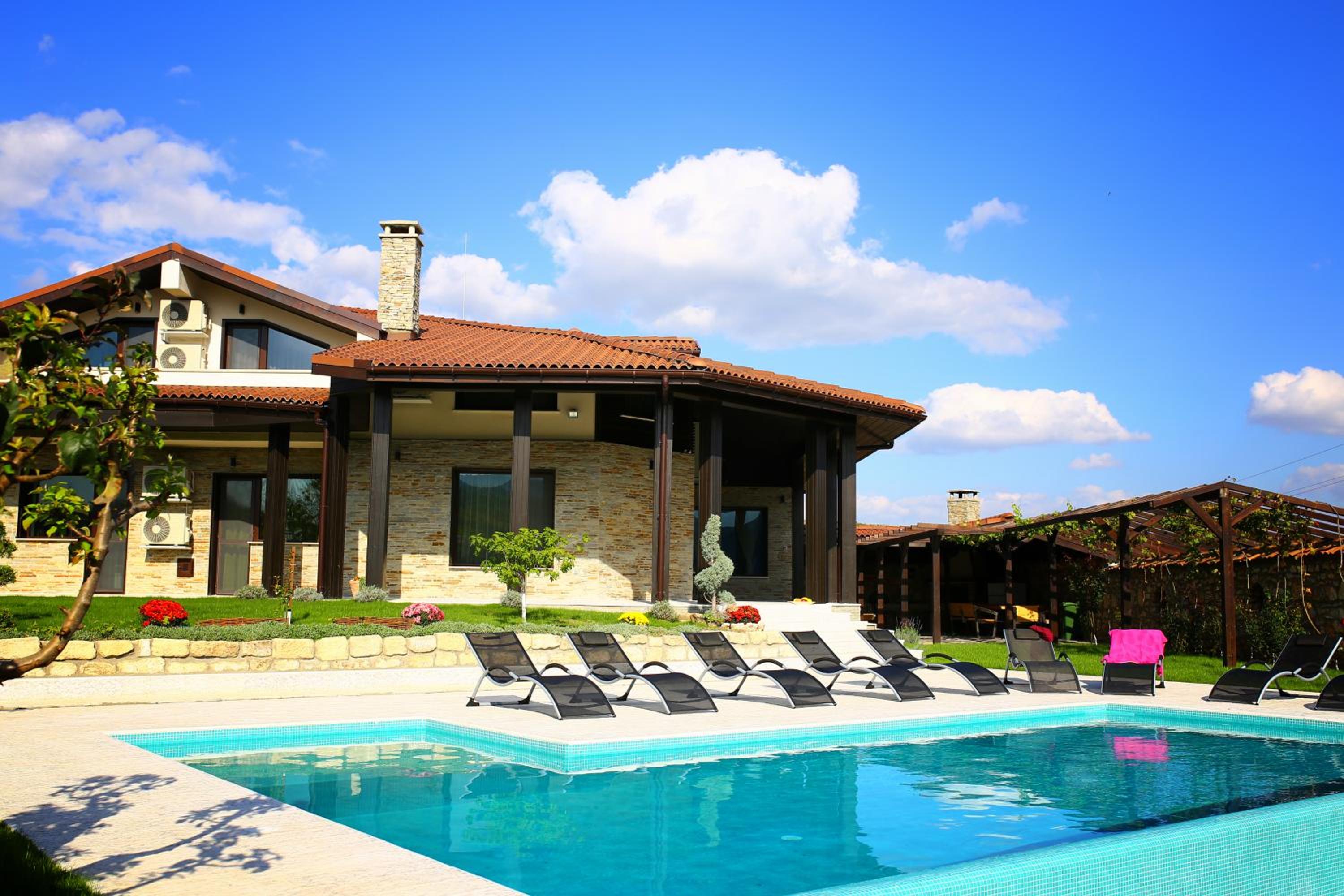 Villa - Photo 1