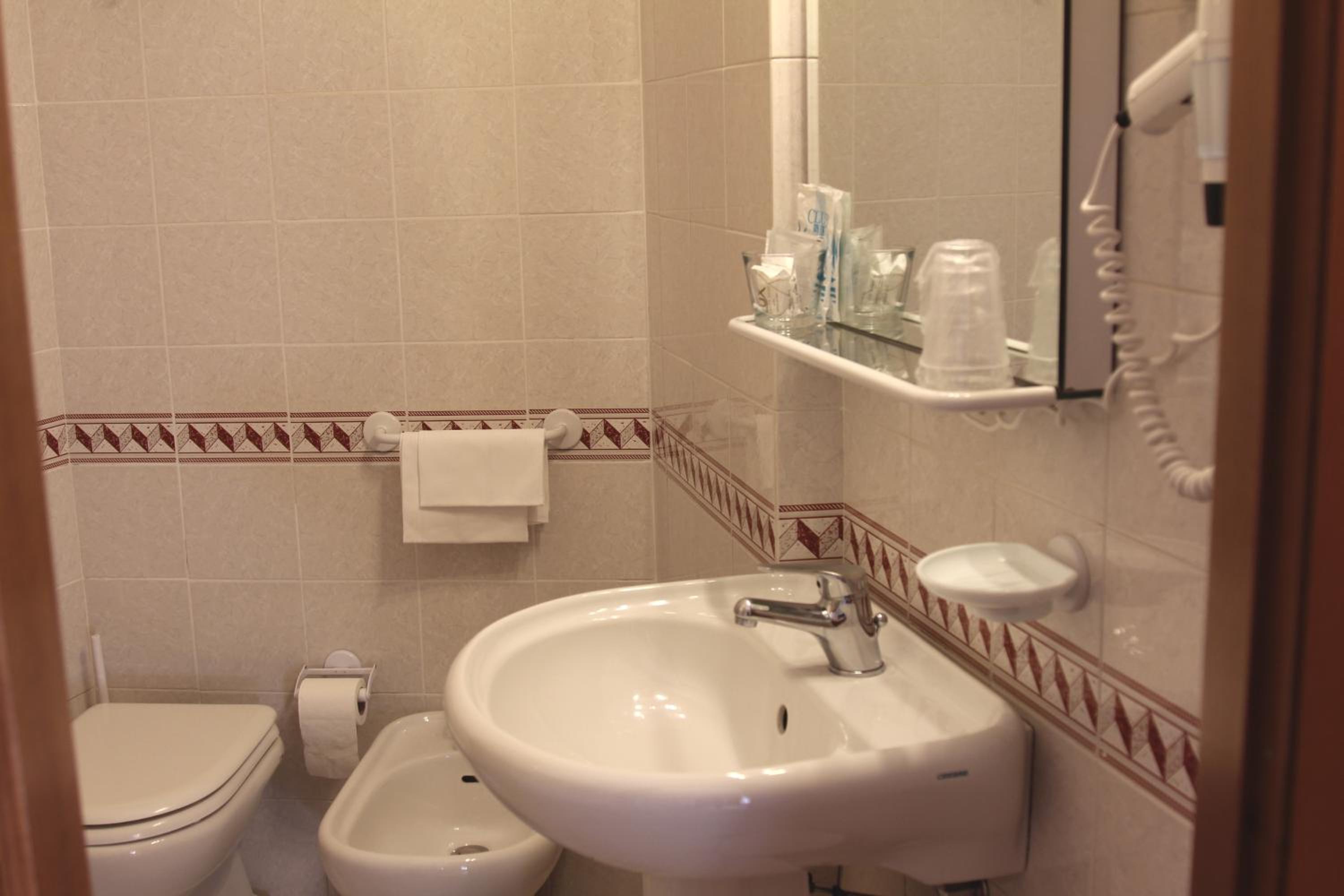 Double Room - Photo 6