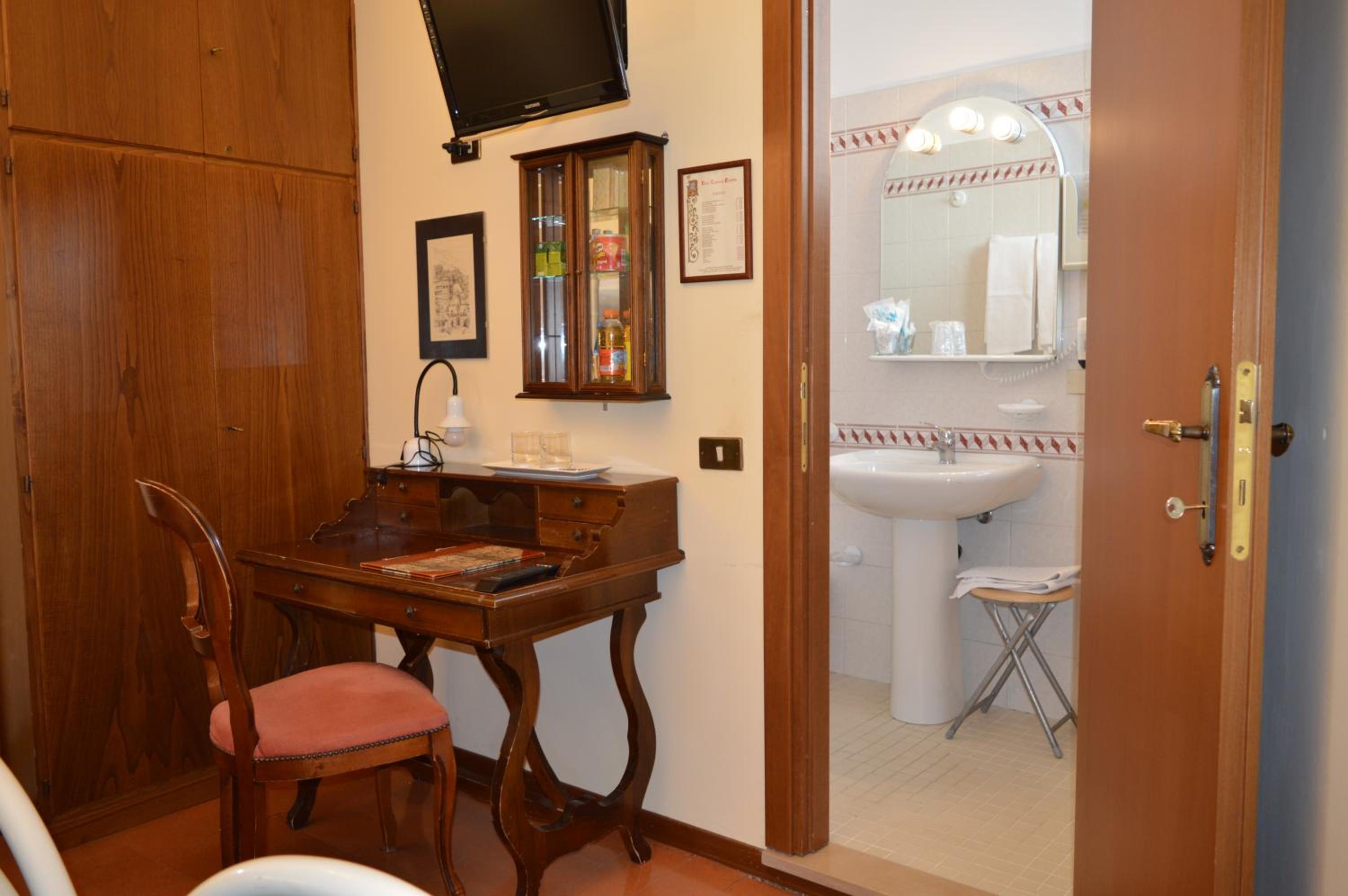 Double Room - Photo 7