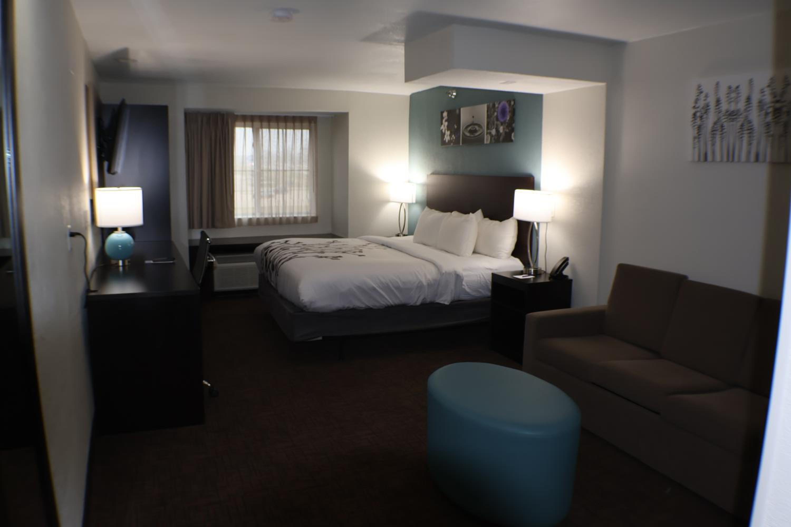 Queen Suite - Non Smoking - Photo 1