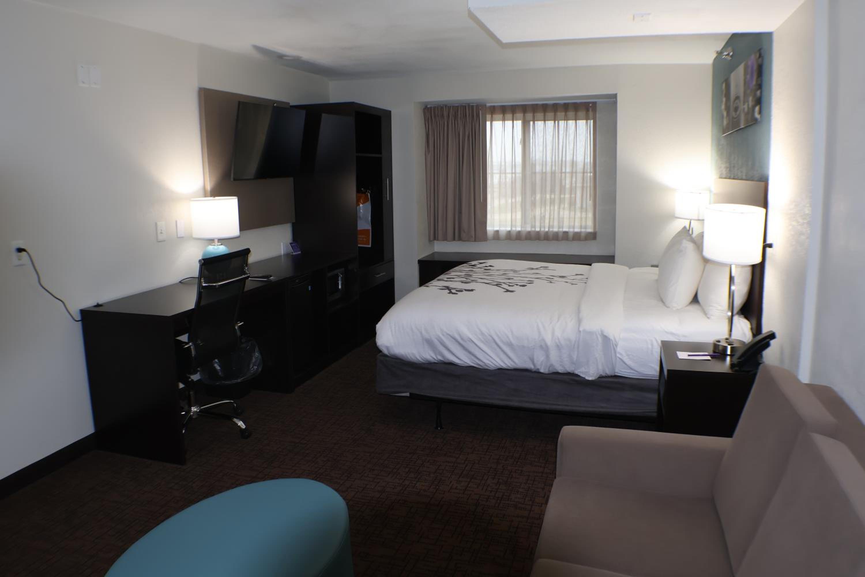 Queen Suite - Non Smoking - Photo 2