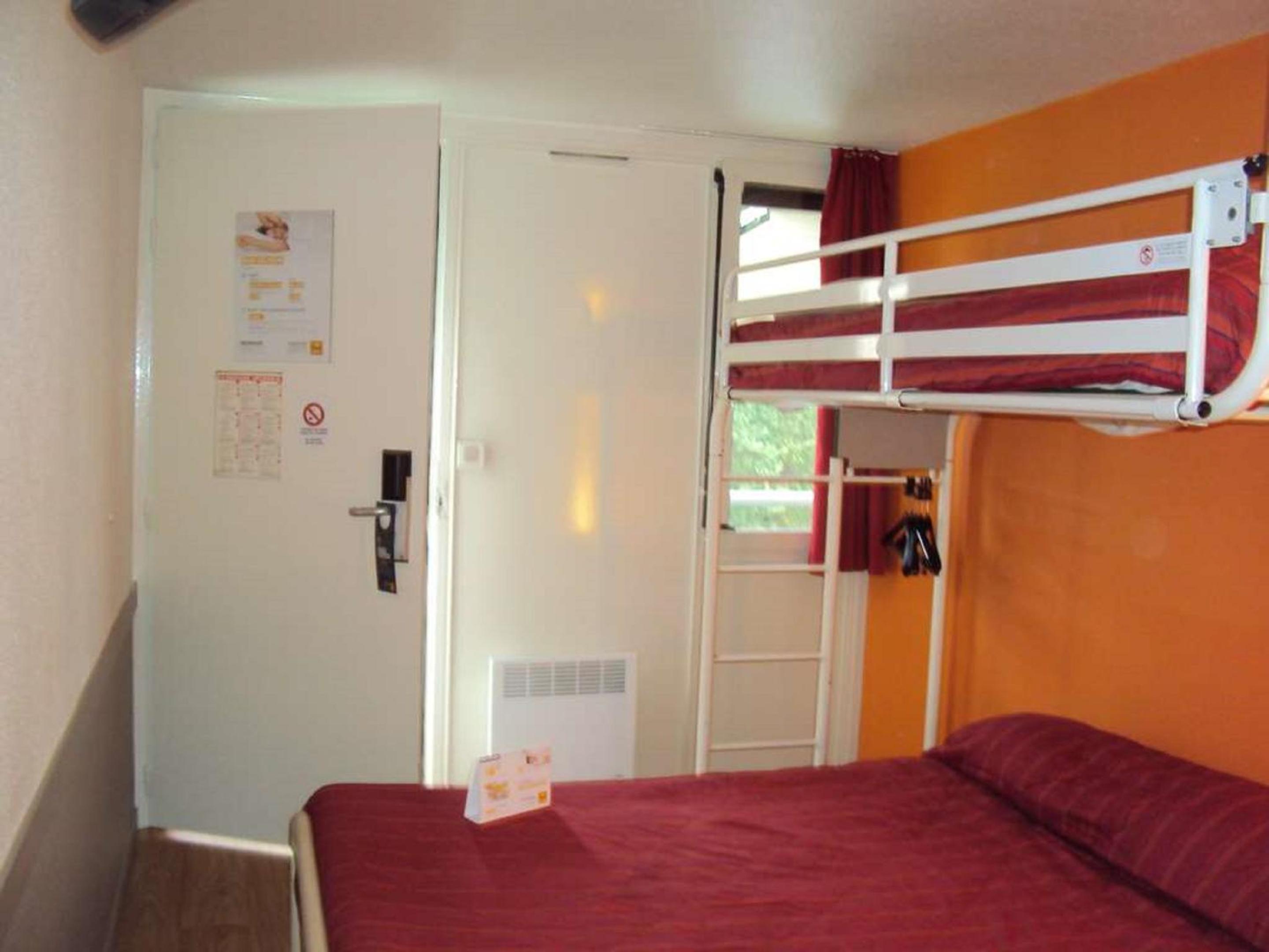 Triple Room (1 Double Bed + 1 Single Bed) photo 2