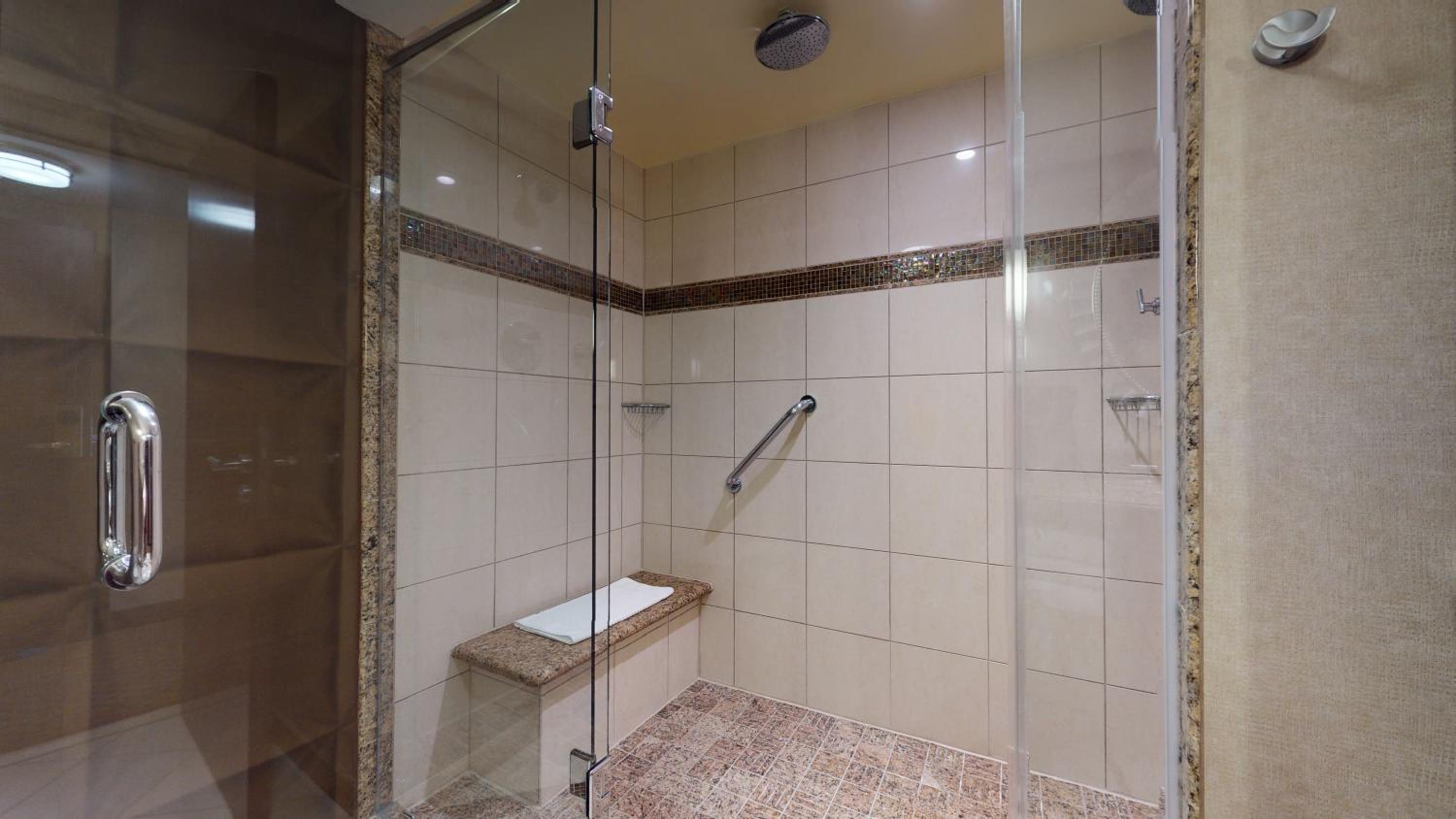Double Room with Two Double Beds and Dual Rain Shower - Photo 4