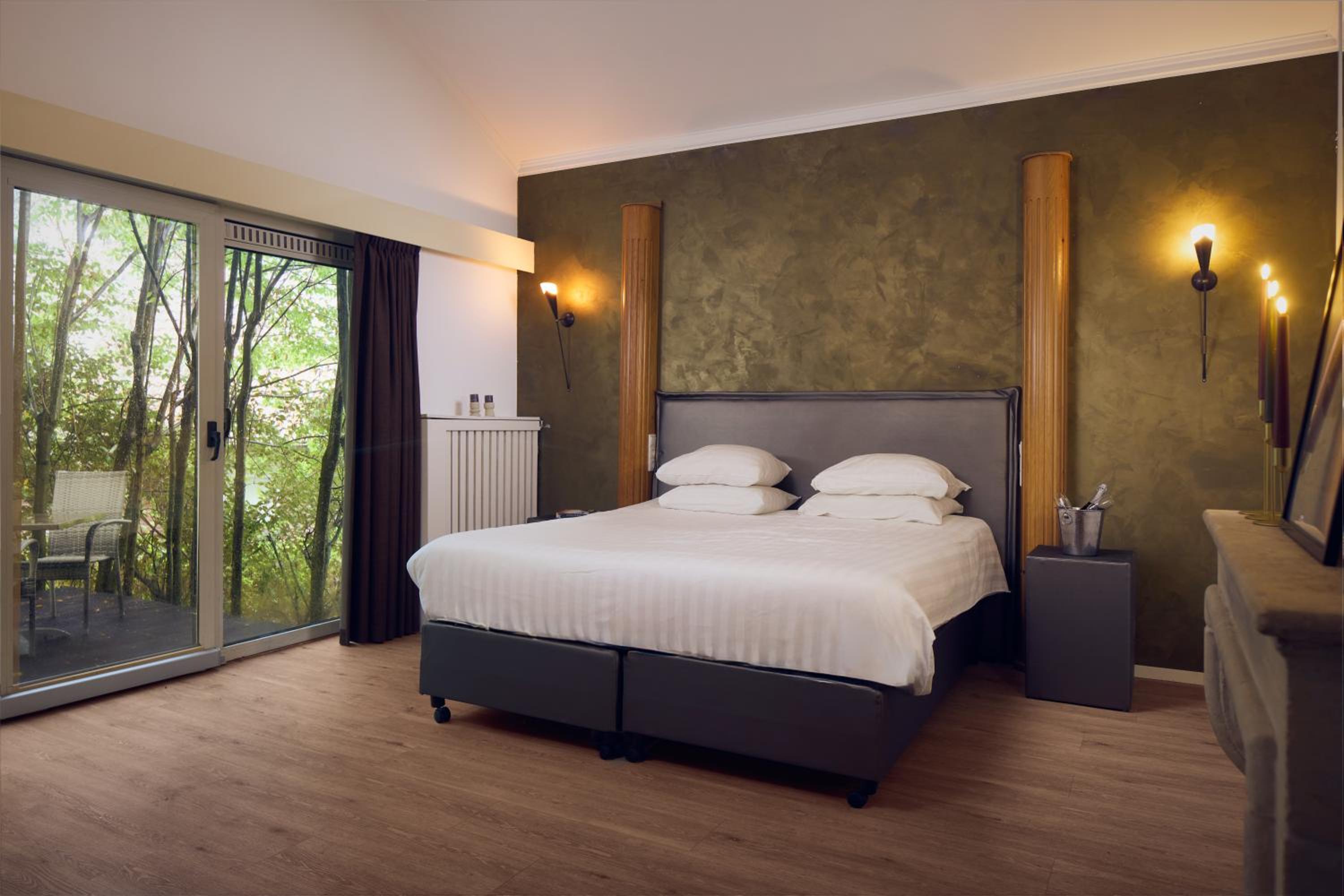 Double Room with Spa Bath photo 3