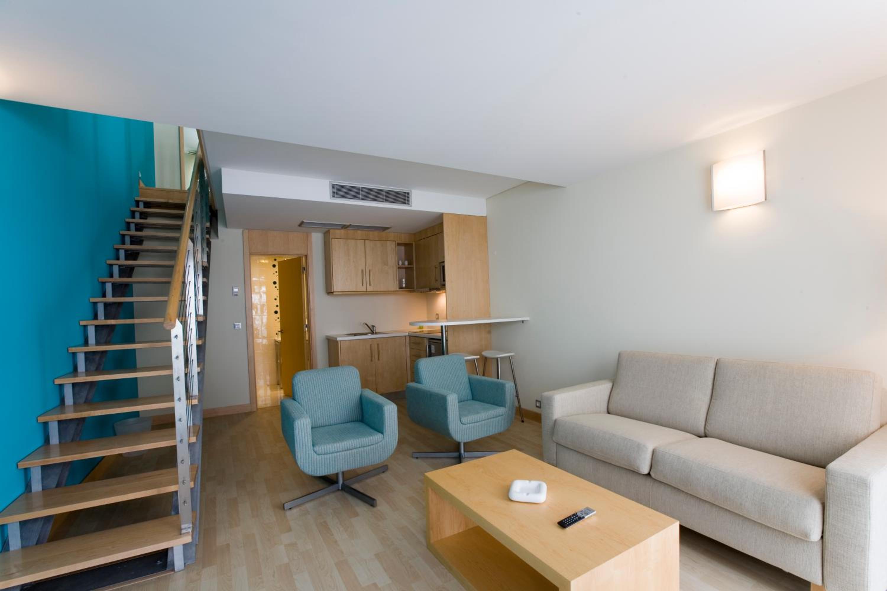 Family Room (2 Adults + 2 Children) - Photo 8