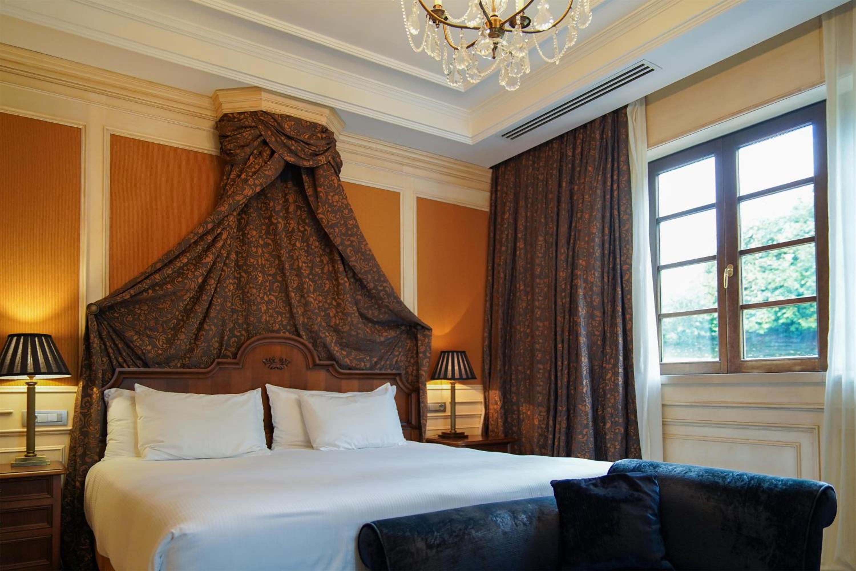 One-Bedroom Suite - Photo 7