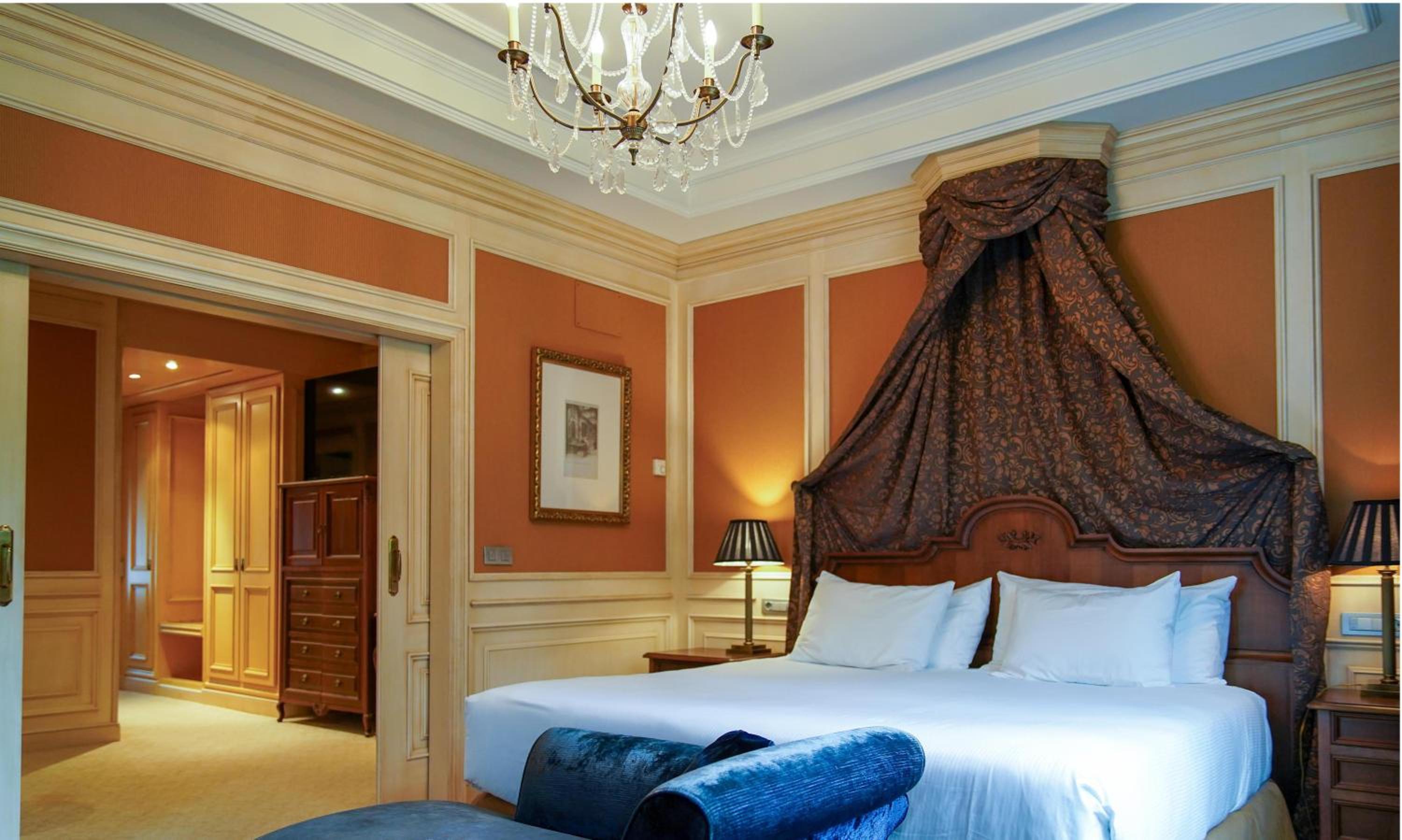 One-Bedroom Suite - Photo 6