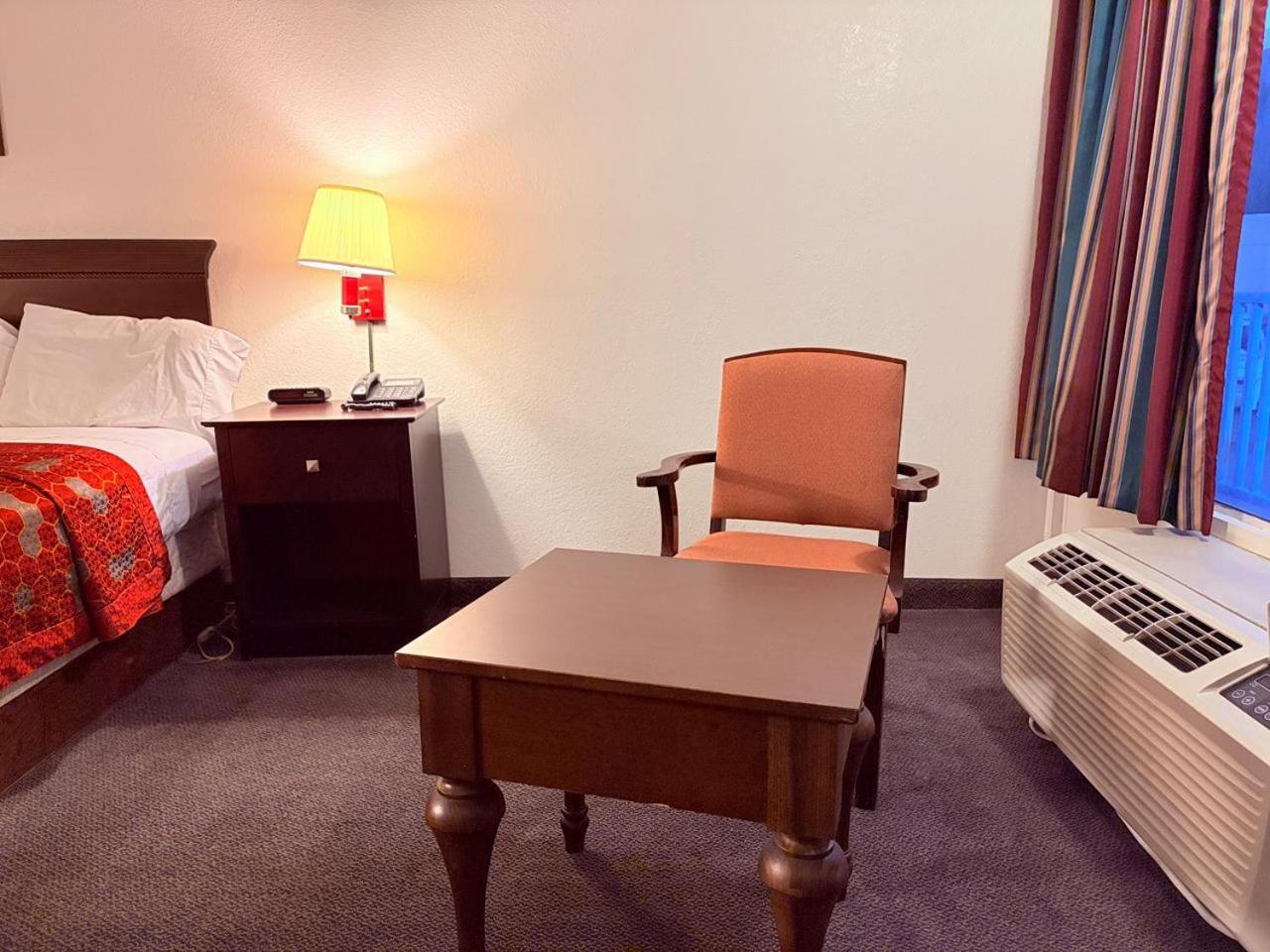 King Bed Non-Smoking - Photo 2