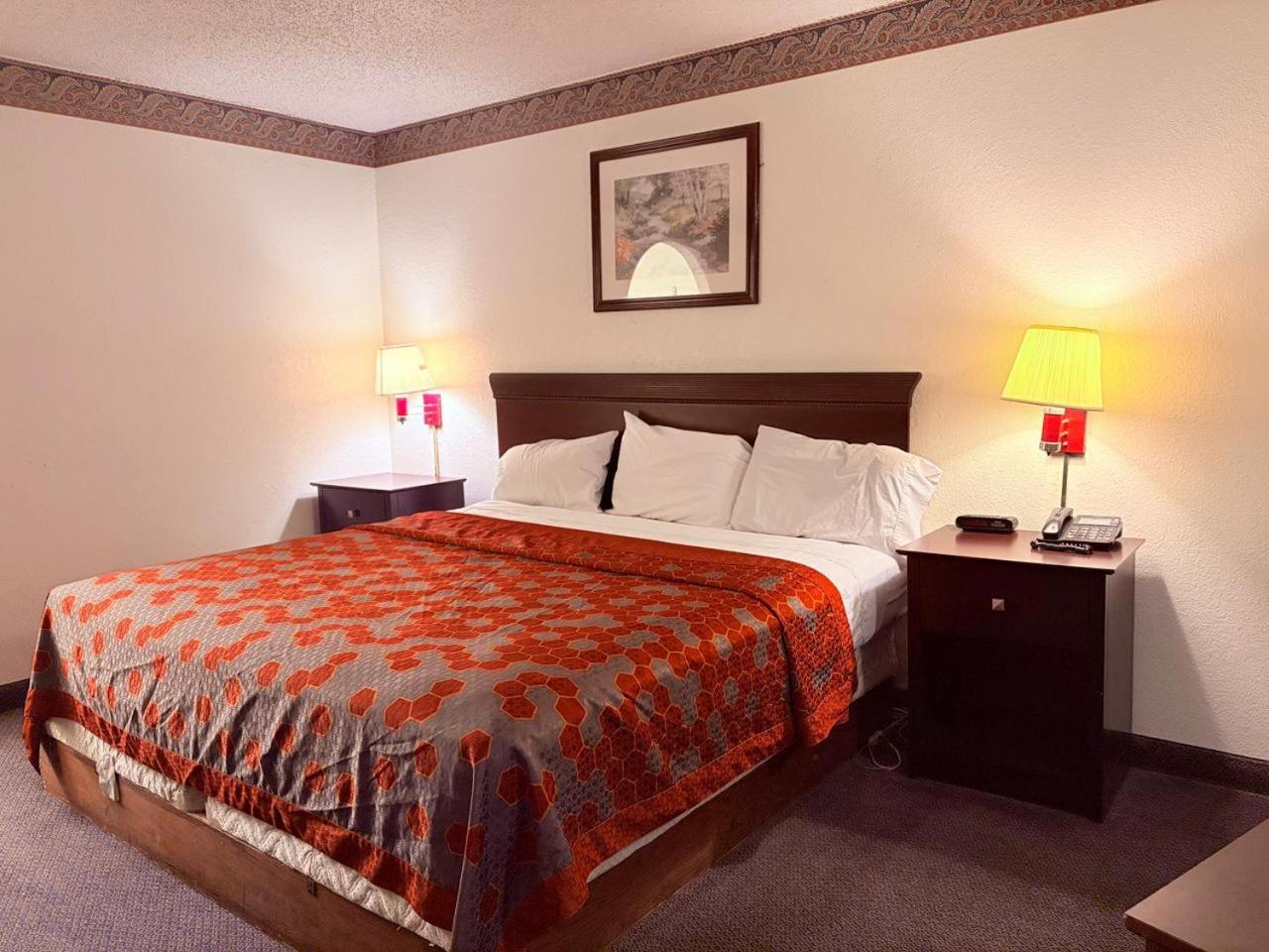King Bed Non-Smoking - Photo 9