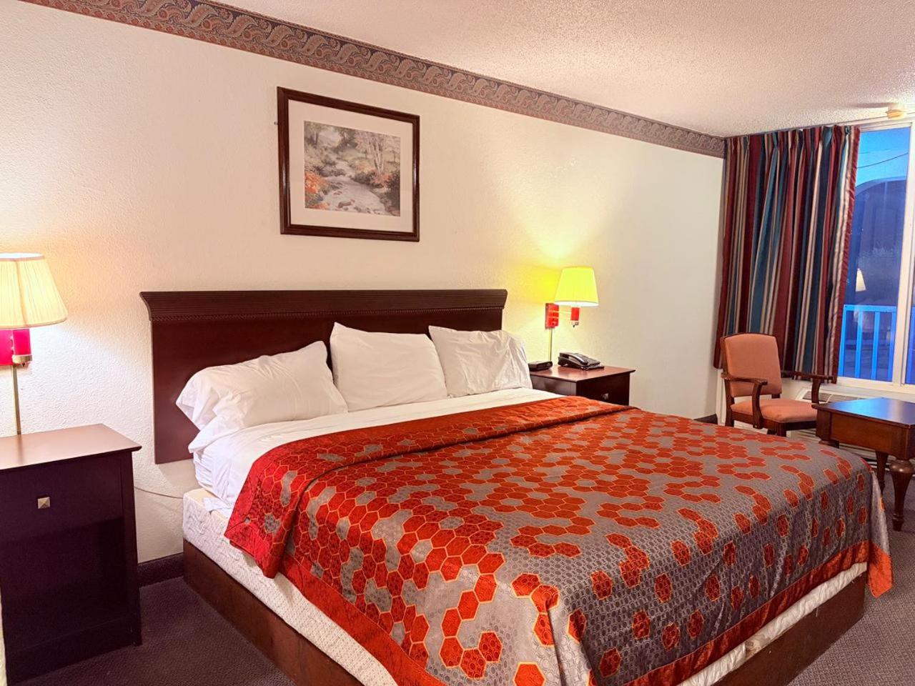 King Bed Non-Smoking - Photo 10