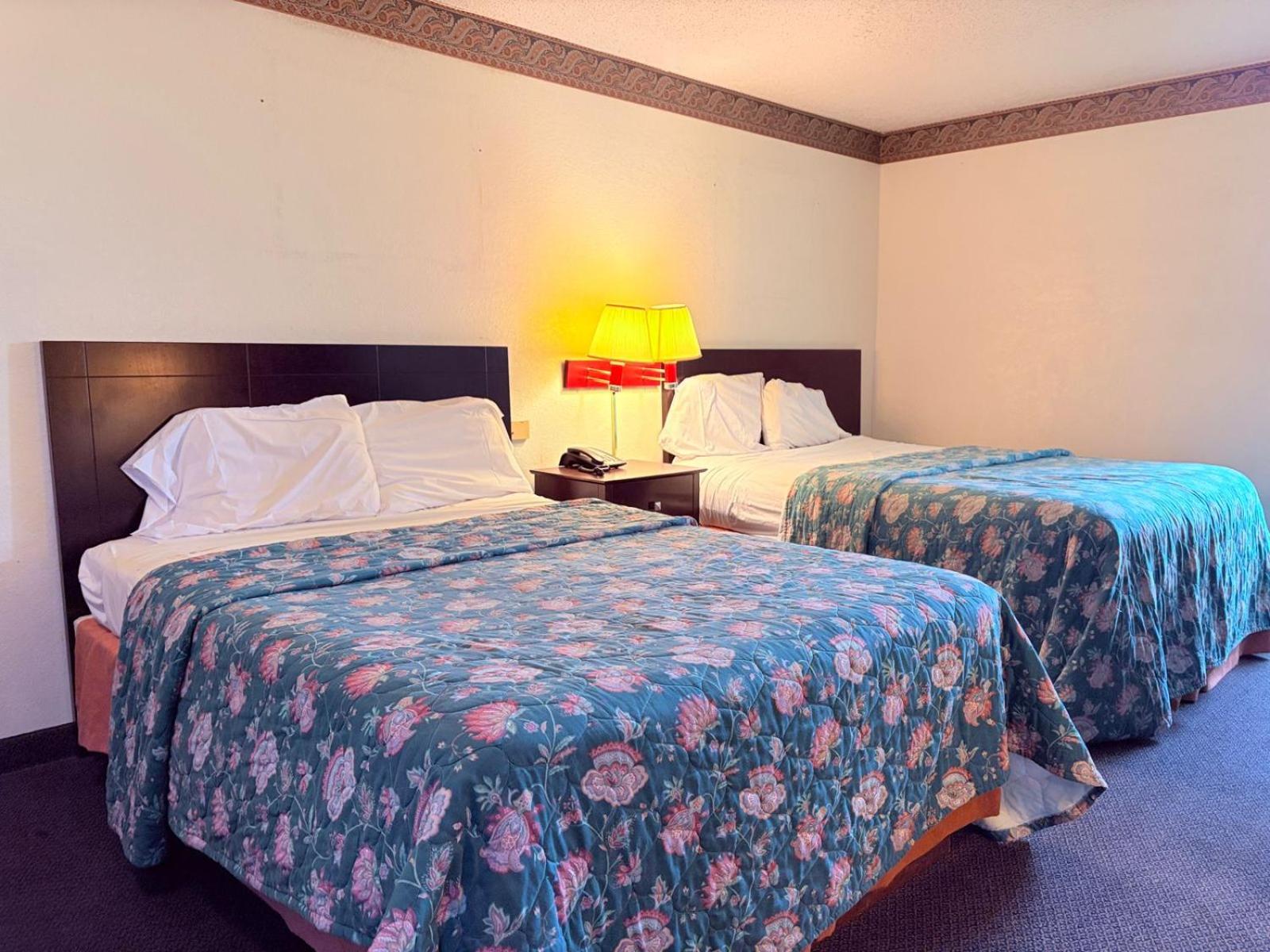 2 Queen Bed Smoking - Photo 7