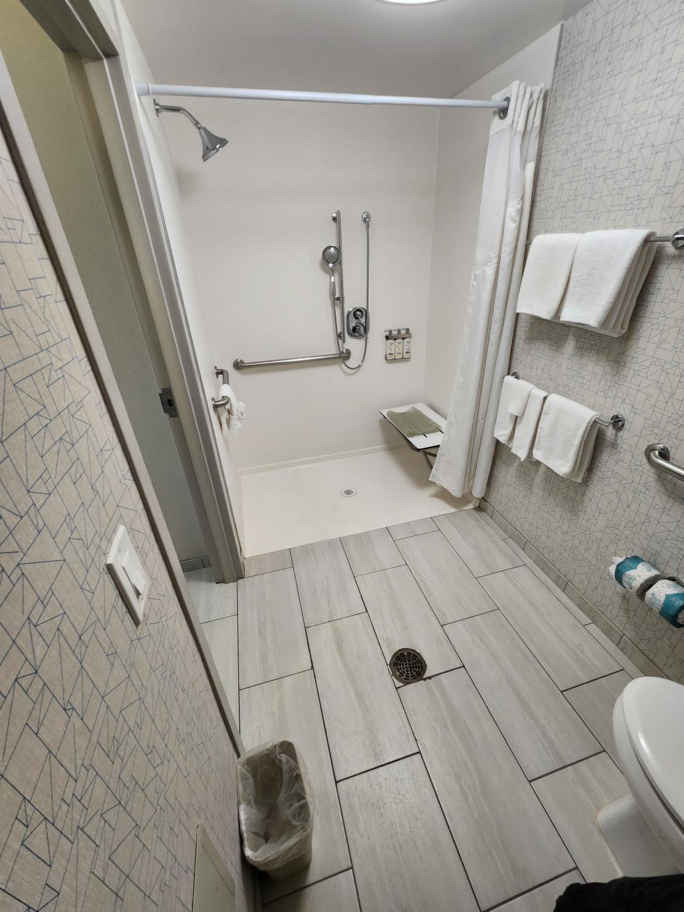 King Room - Mobility Access/Roll in Shower - Non-Smoking - Photo 3