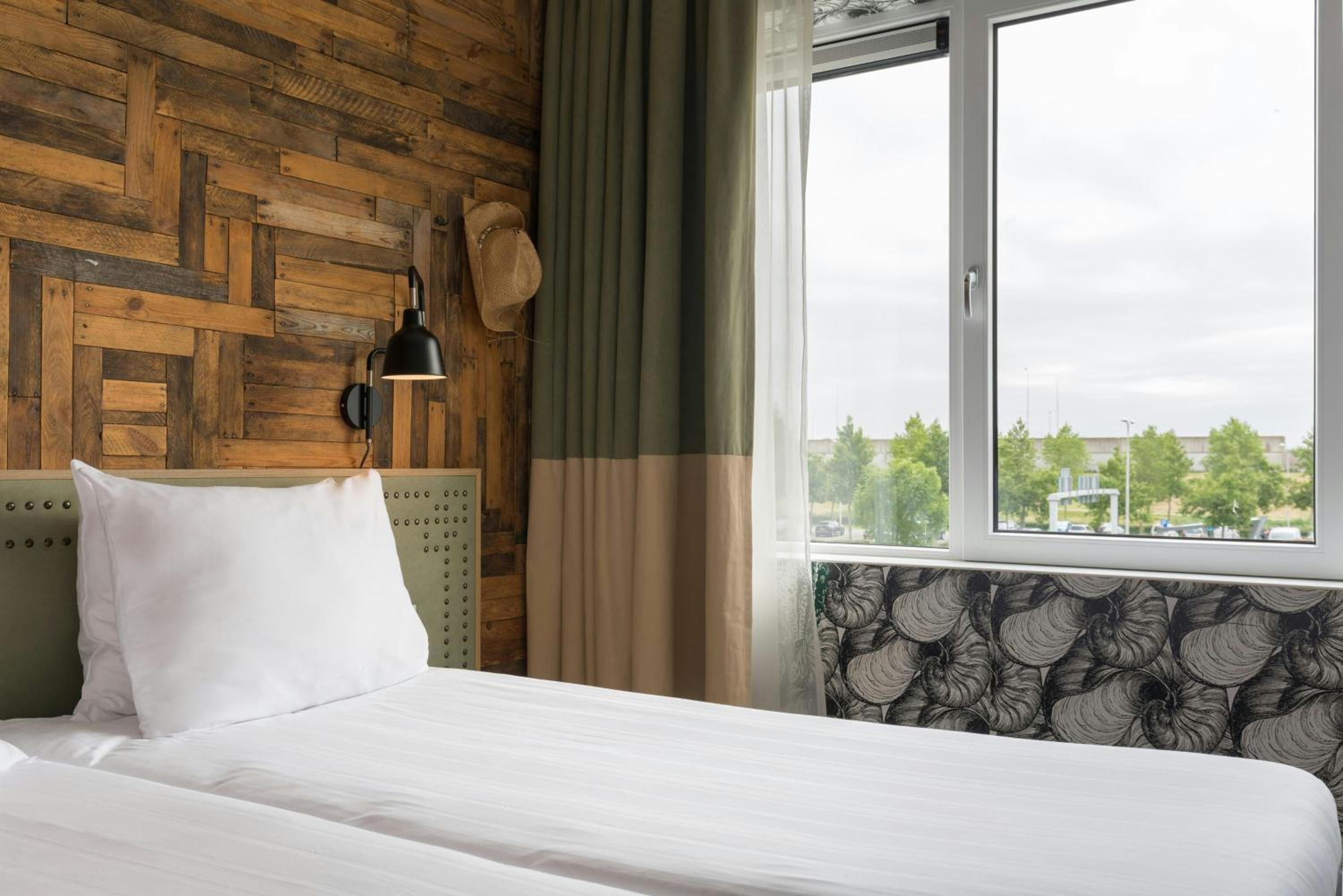 Deluxe Room 1 Twin Bed