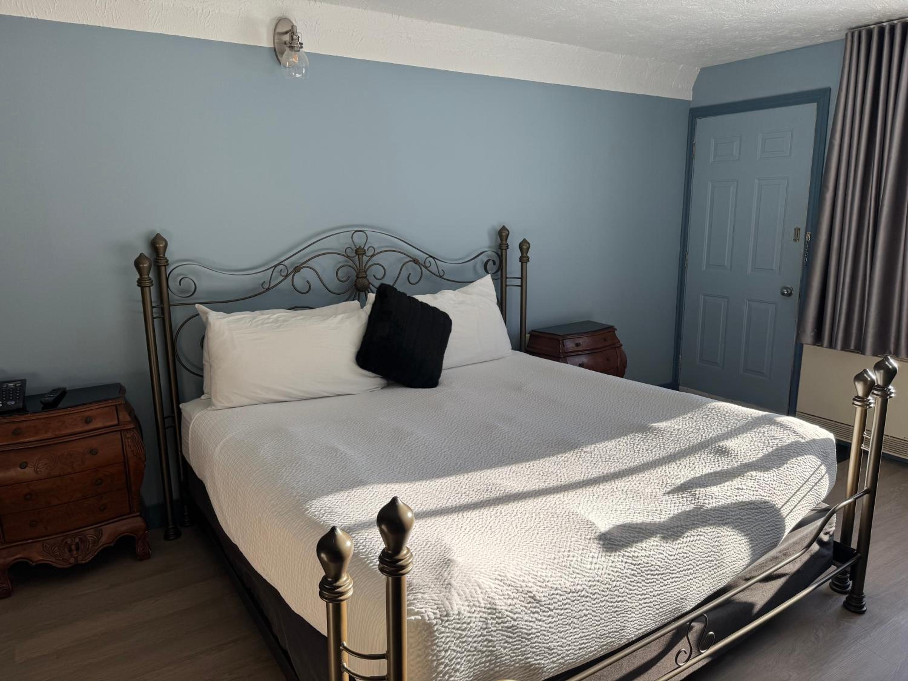 King Room with Jetted Tub, Non-Smoking photo 2