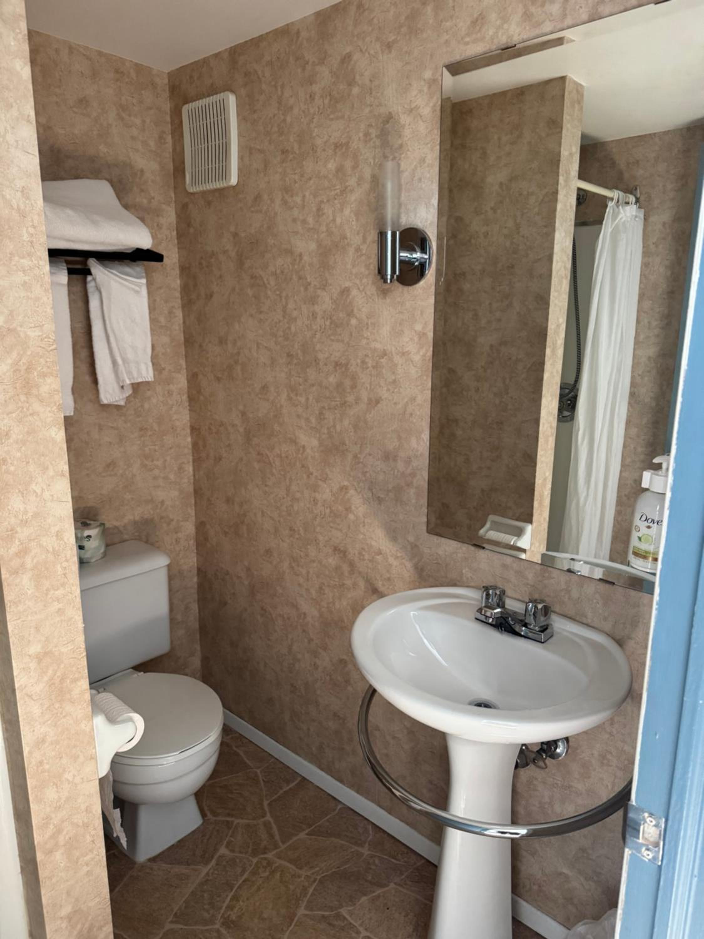 King Room with Jetted Tub, Non-Smoking photo 3