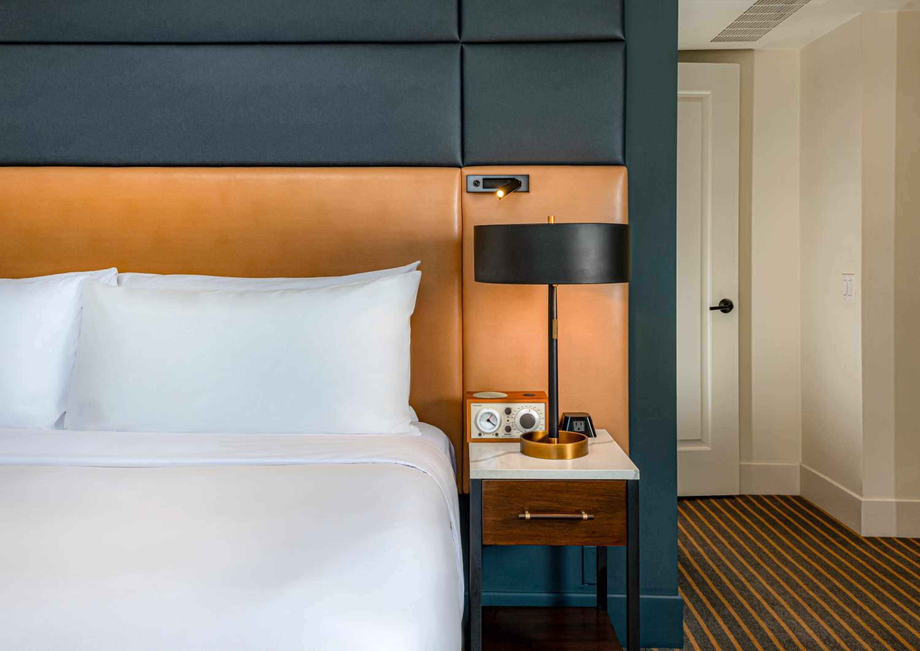 Superior King Room with City View - Photo 3
