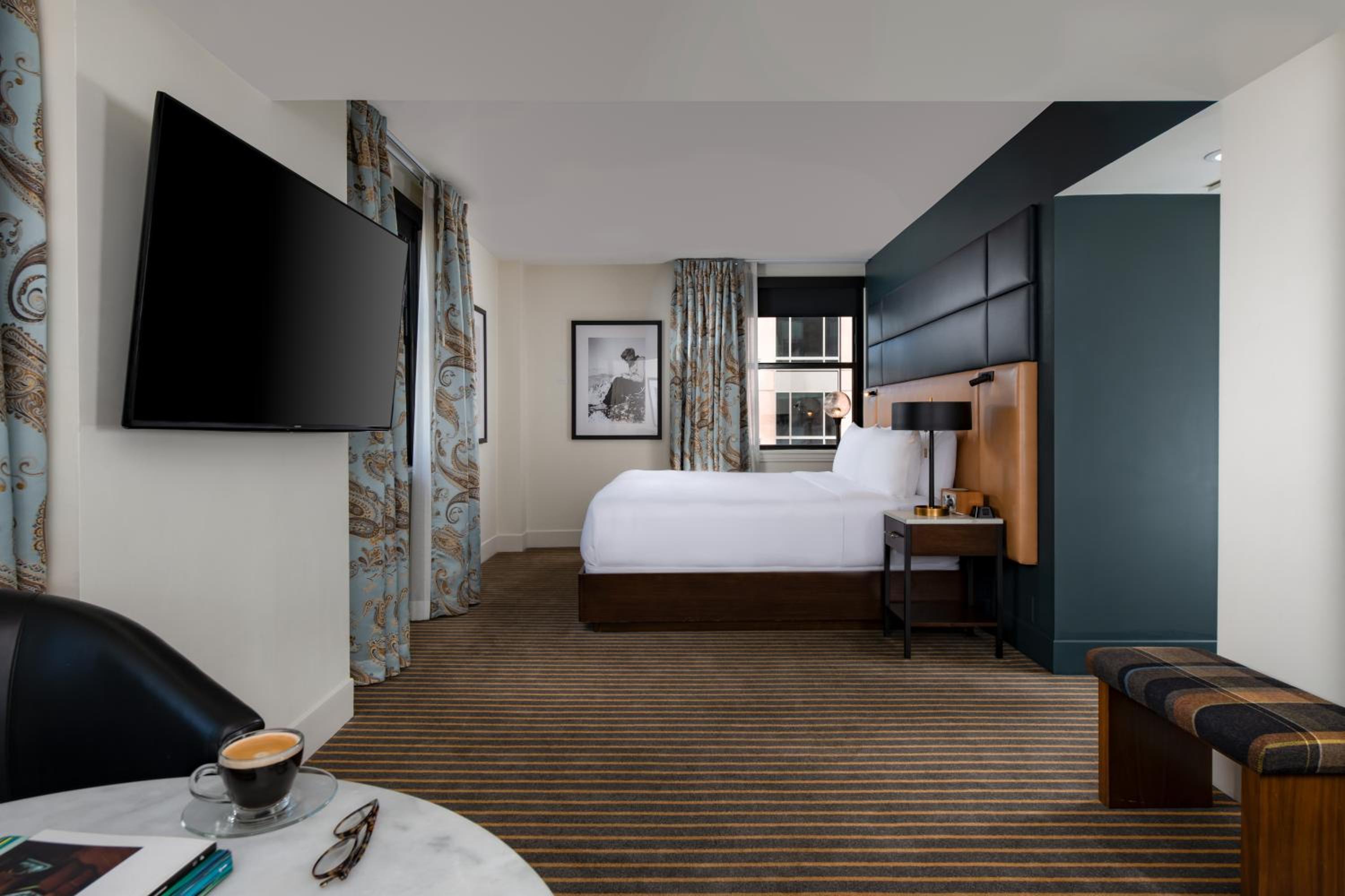 Superior King Room with City View - Photo 4
