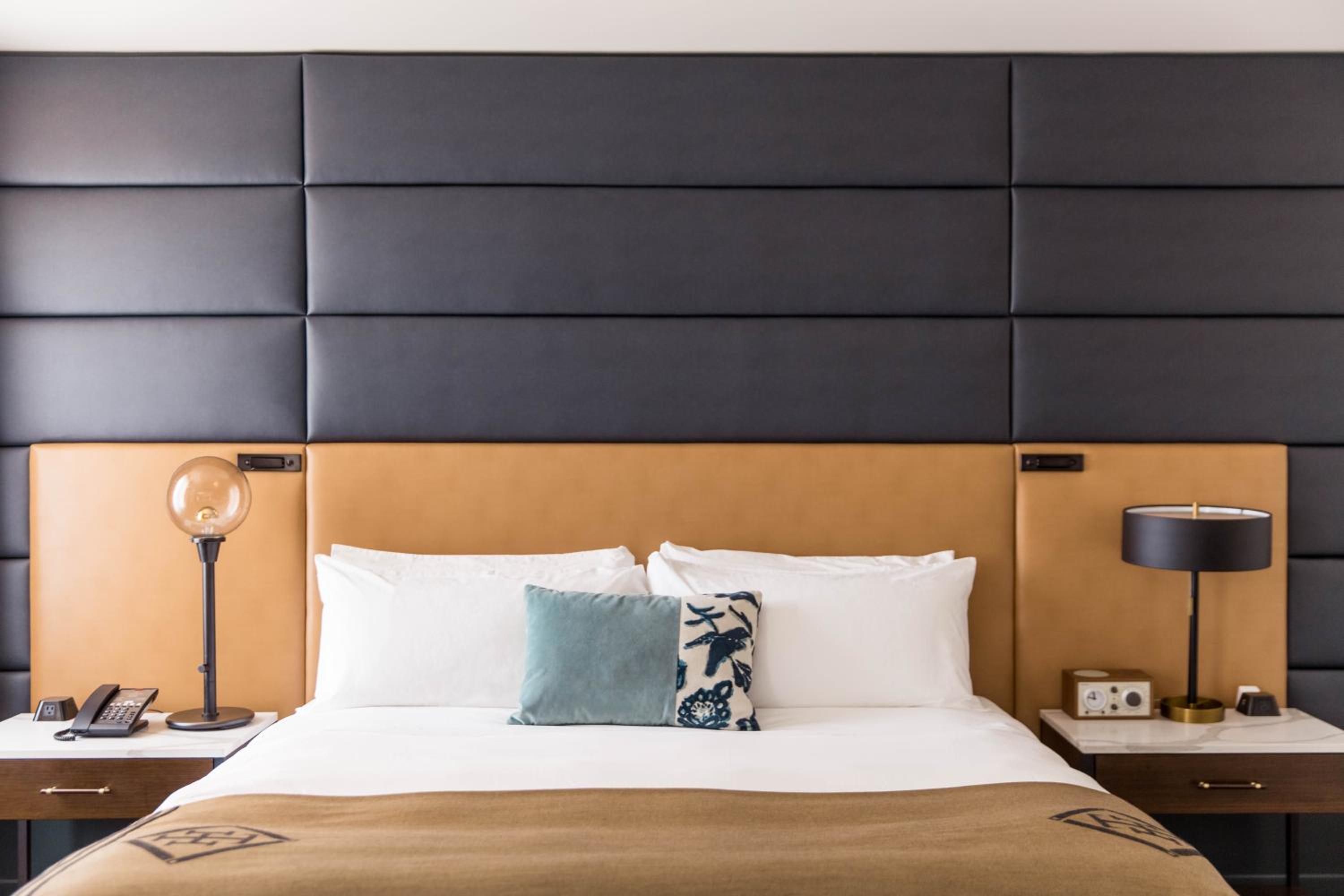 Deluxe King Room - Photo 2