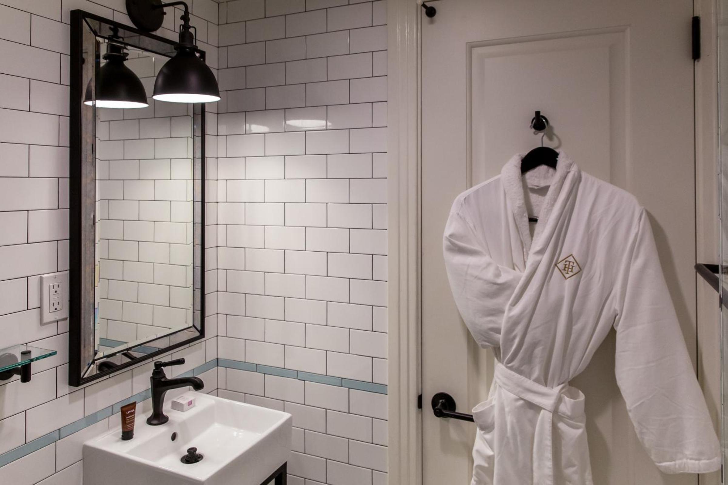 Deluxe King Room - Photo 3