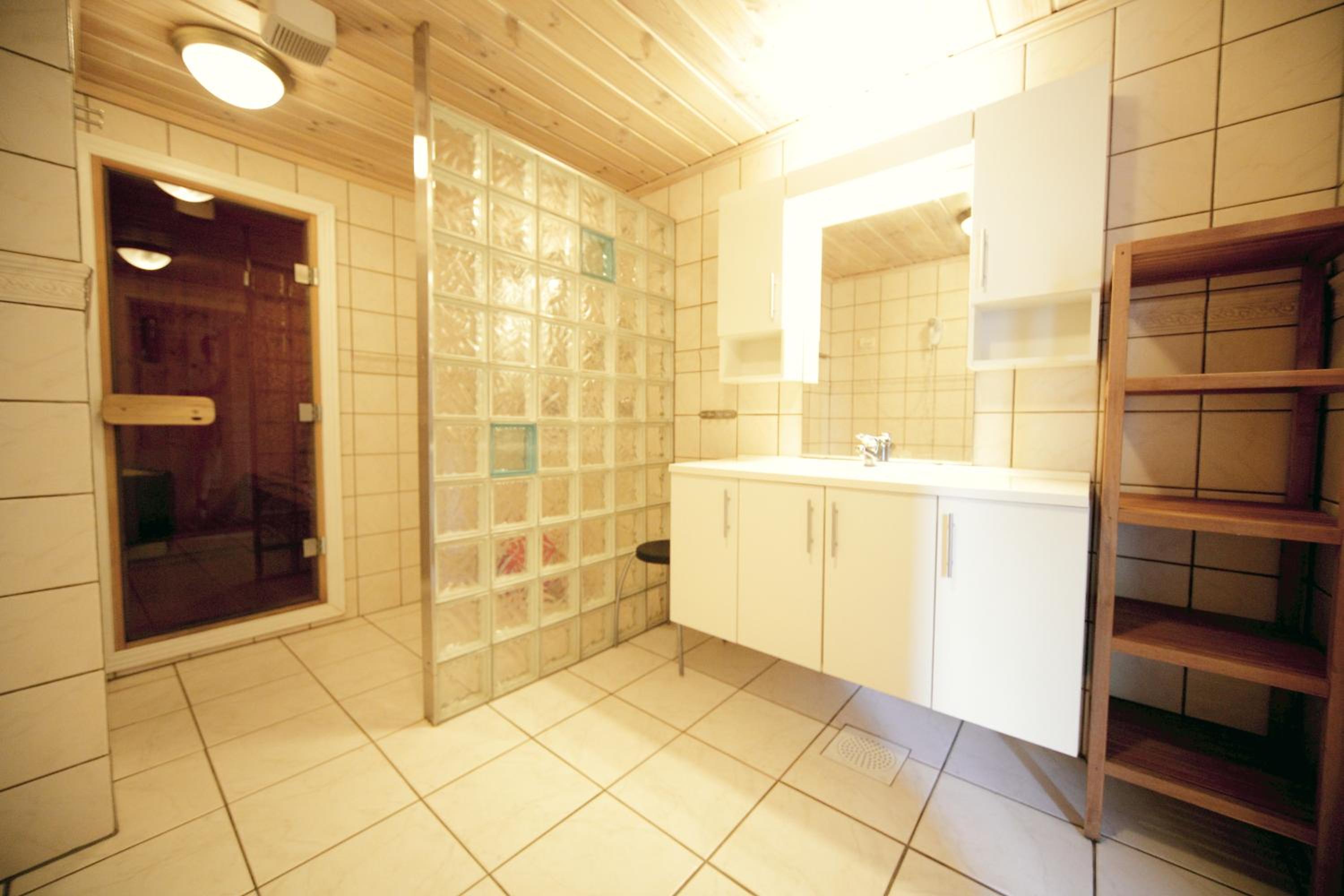 Five-Bedroom House photo 3