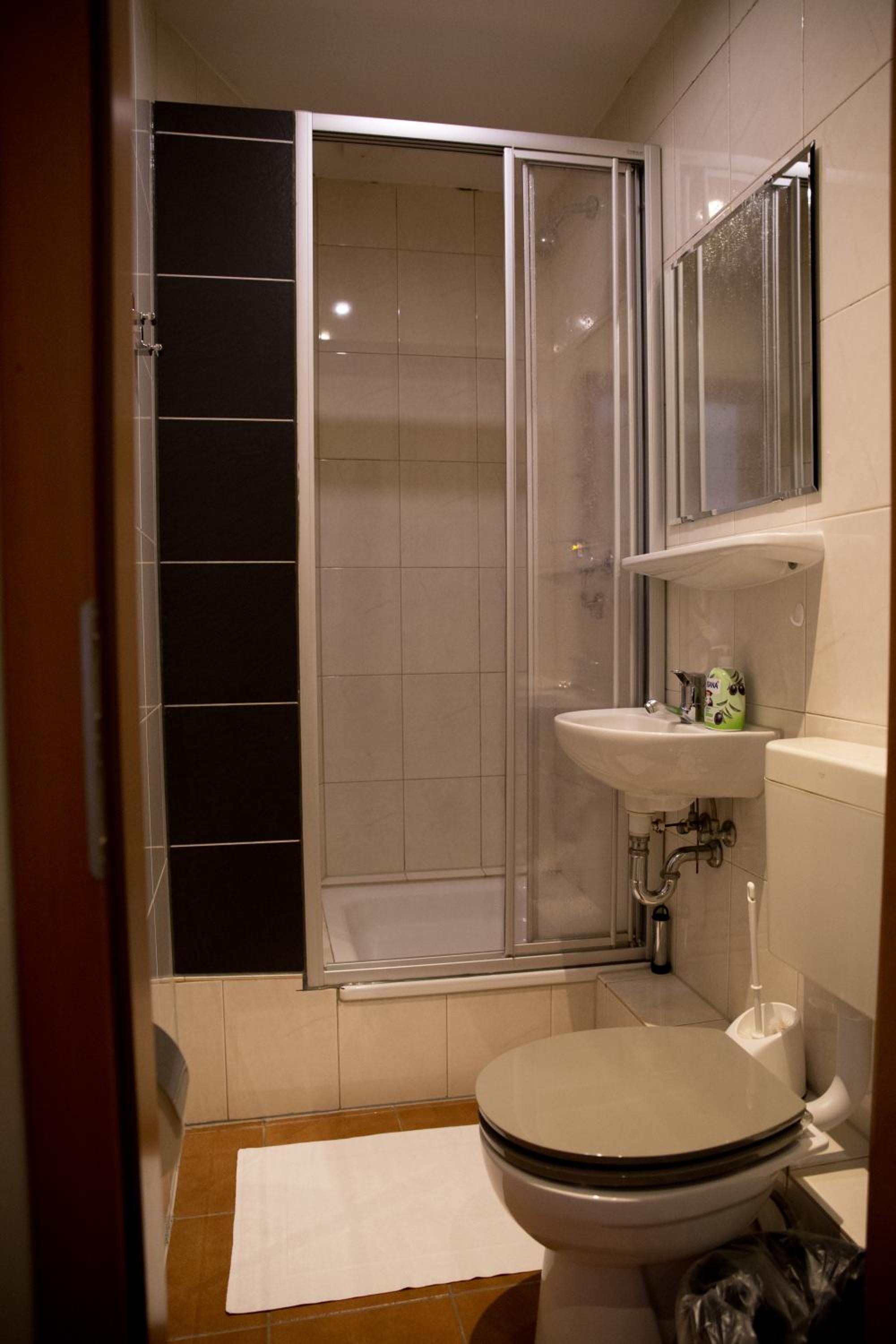 Budget Double Room - Photo 2