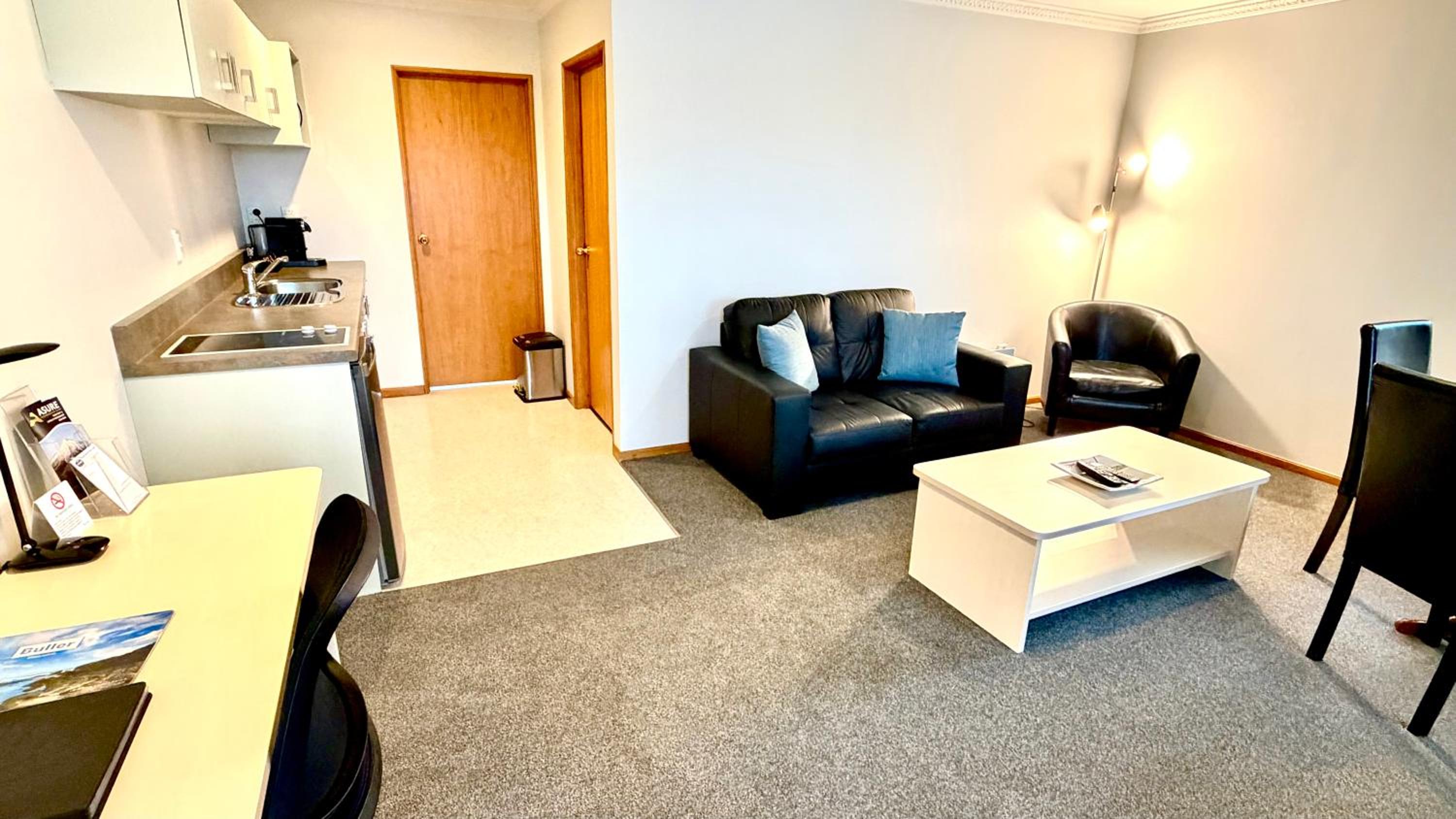 Deluxe One-Bedroom Apartment photo 1