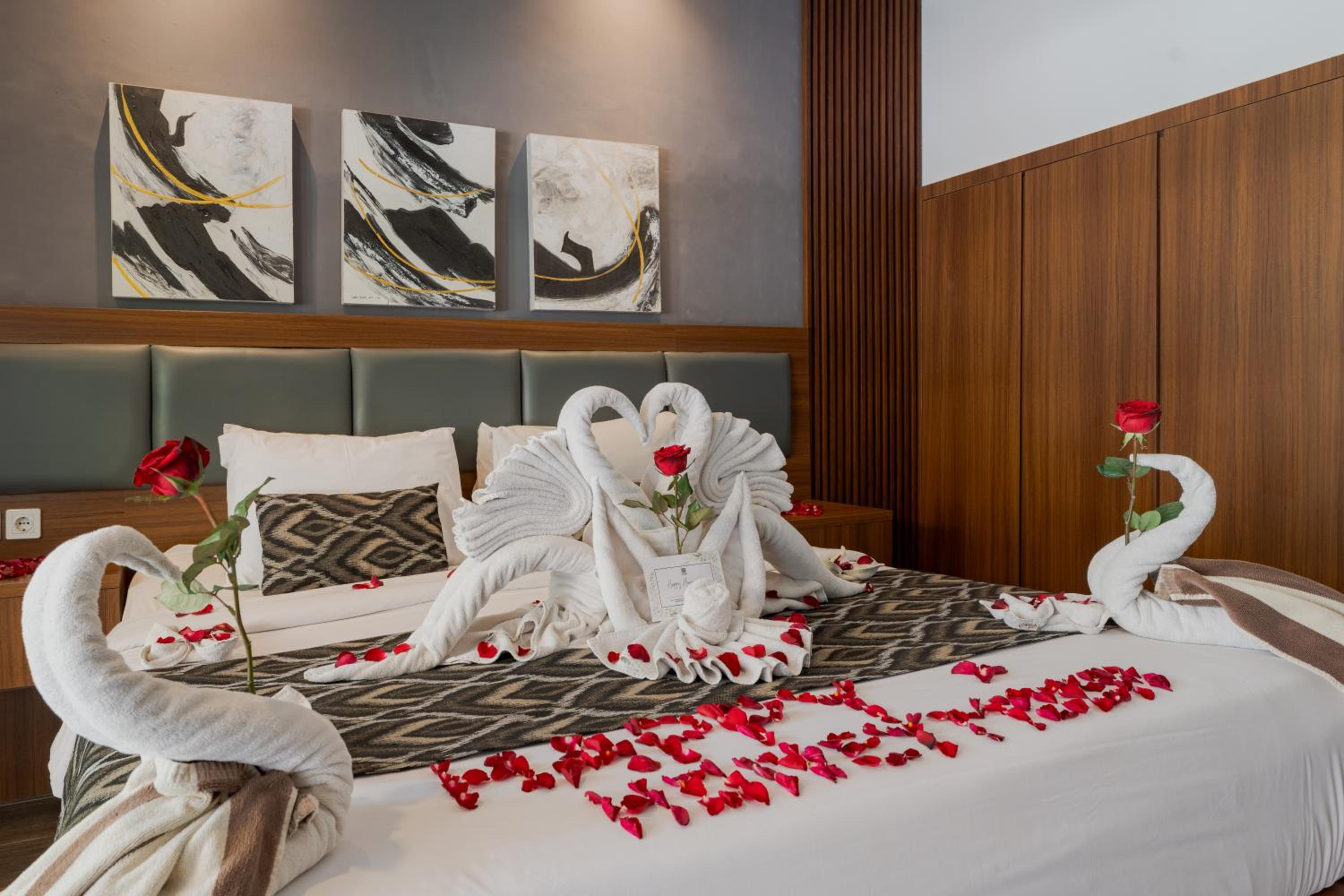 Deluxe Double Room with Pool View - Photo 12