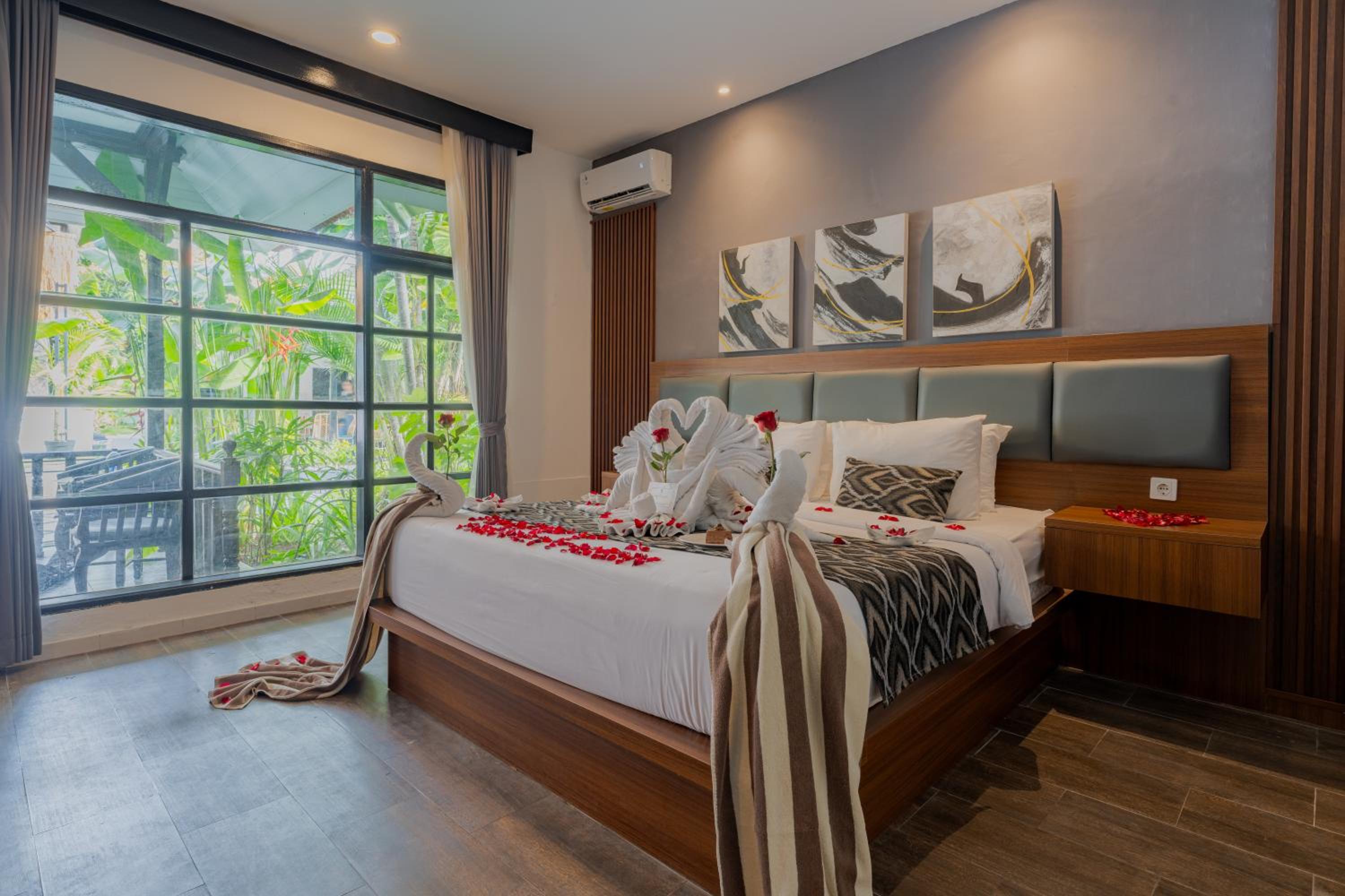 Deluxe Double Room with Pool View - Photo 10