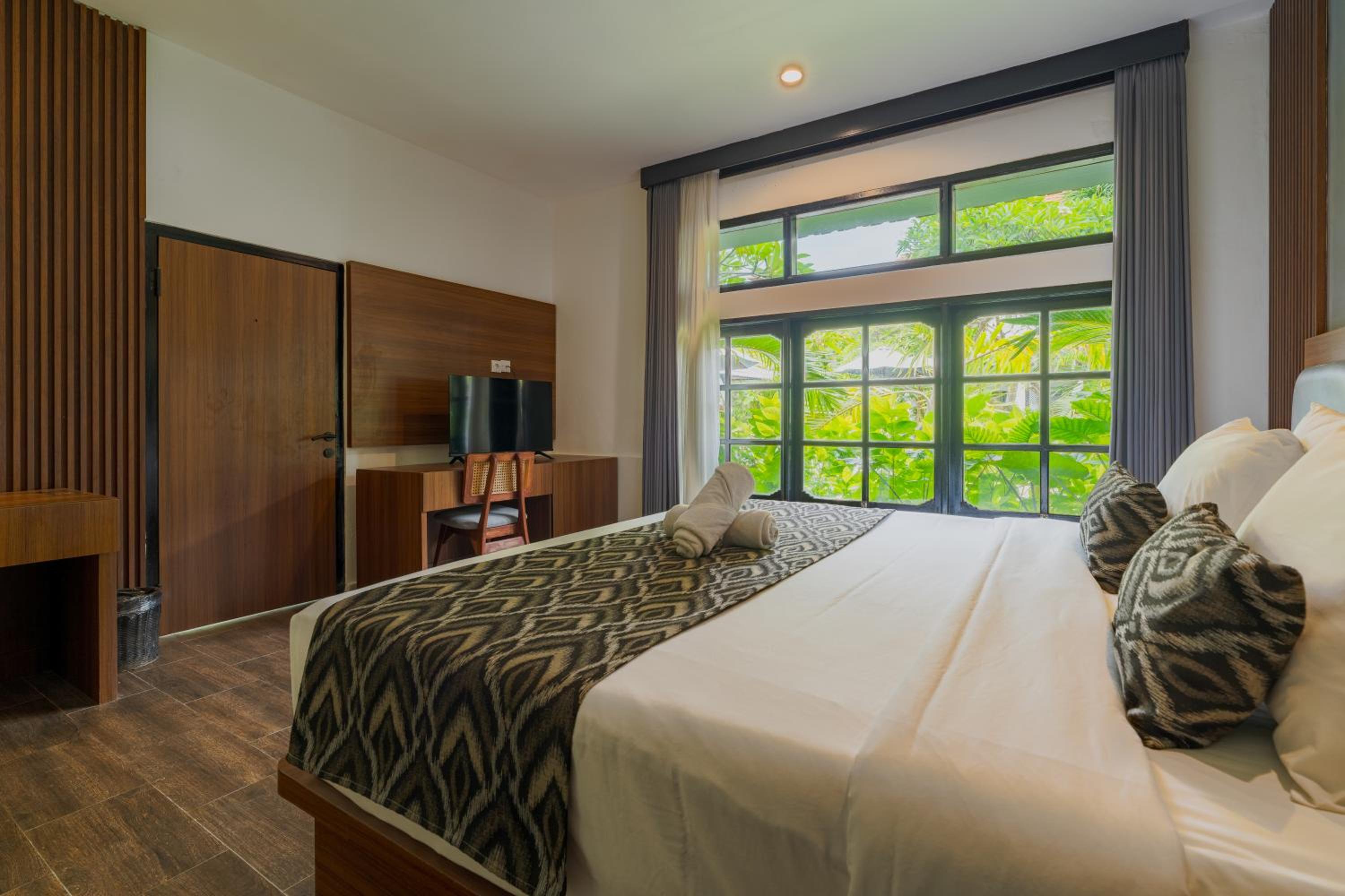 Deluxe Double Room with Pool View - Photo 14