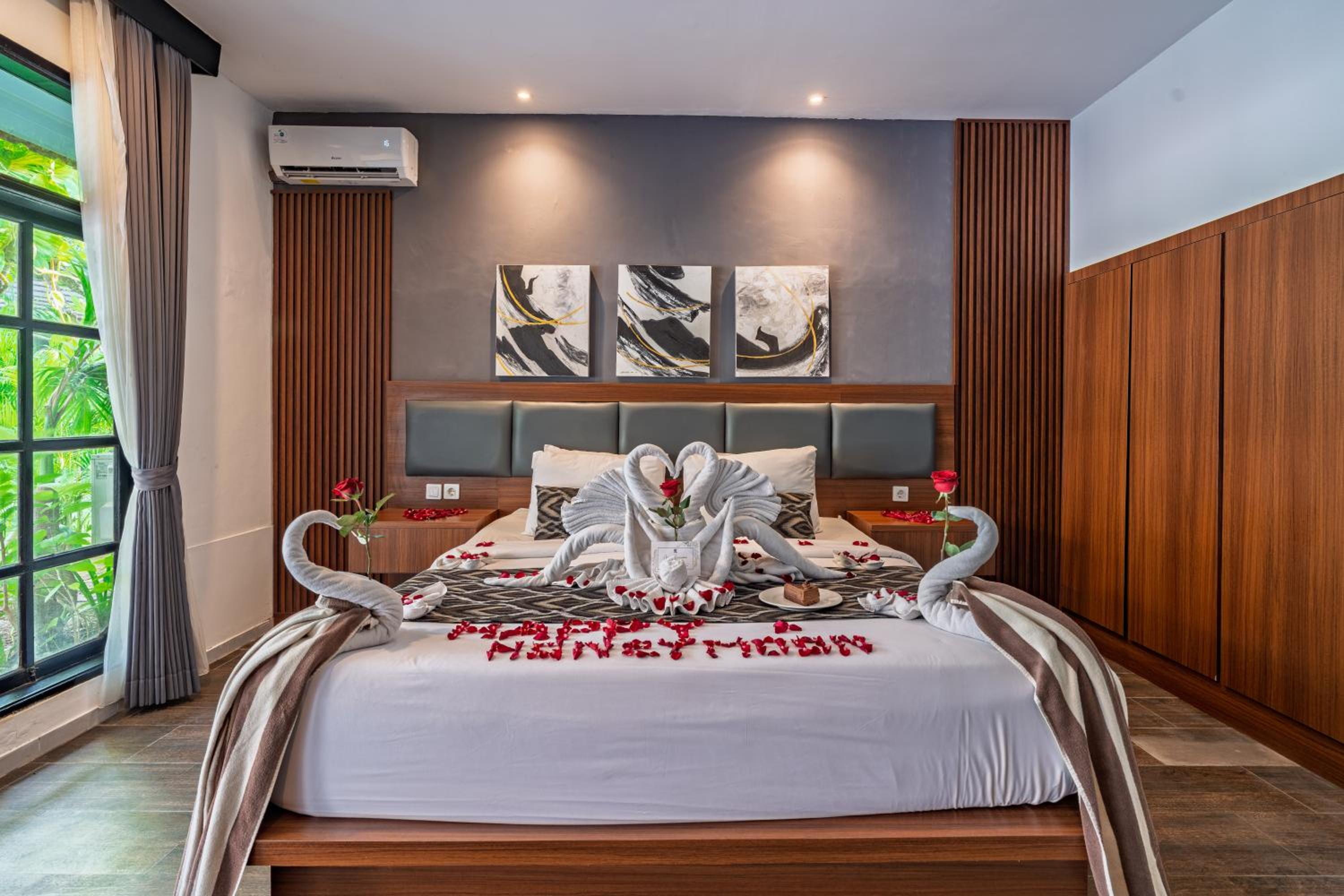 Deluxe Double Room with Pool View - Photo 13