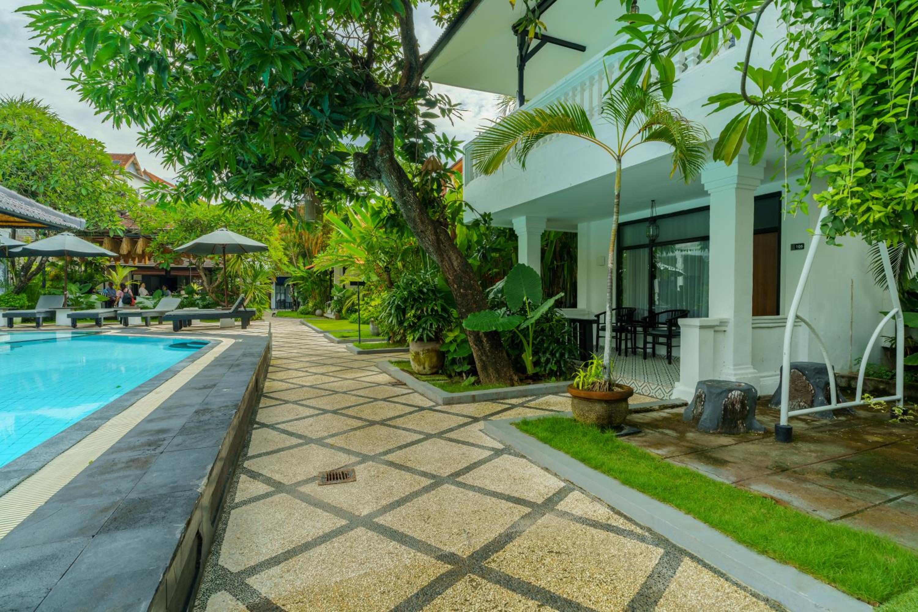 Deluxe Double Room with Pool View - Photo 18