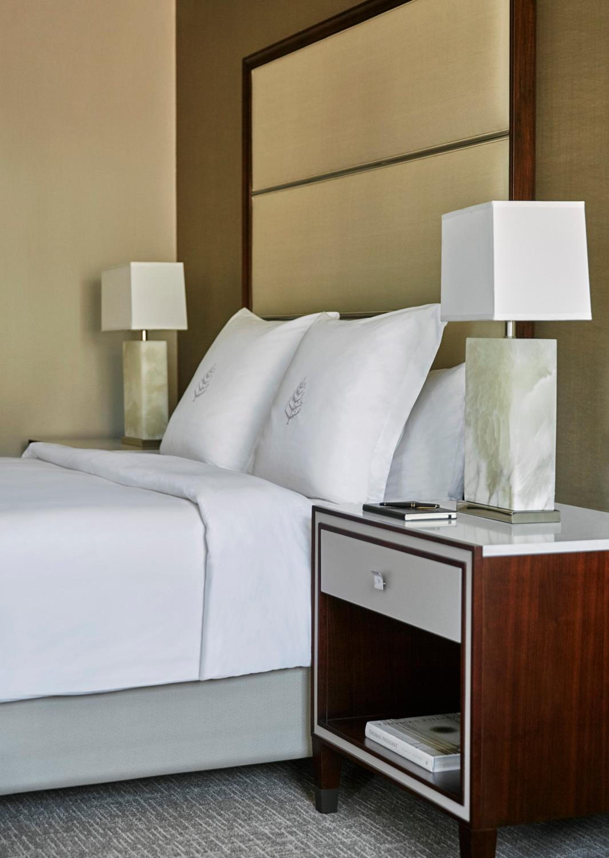 Deluxe Room with One King Bed - Photo 4