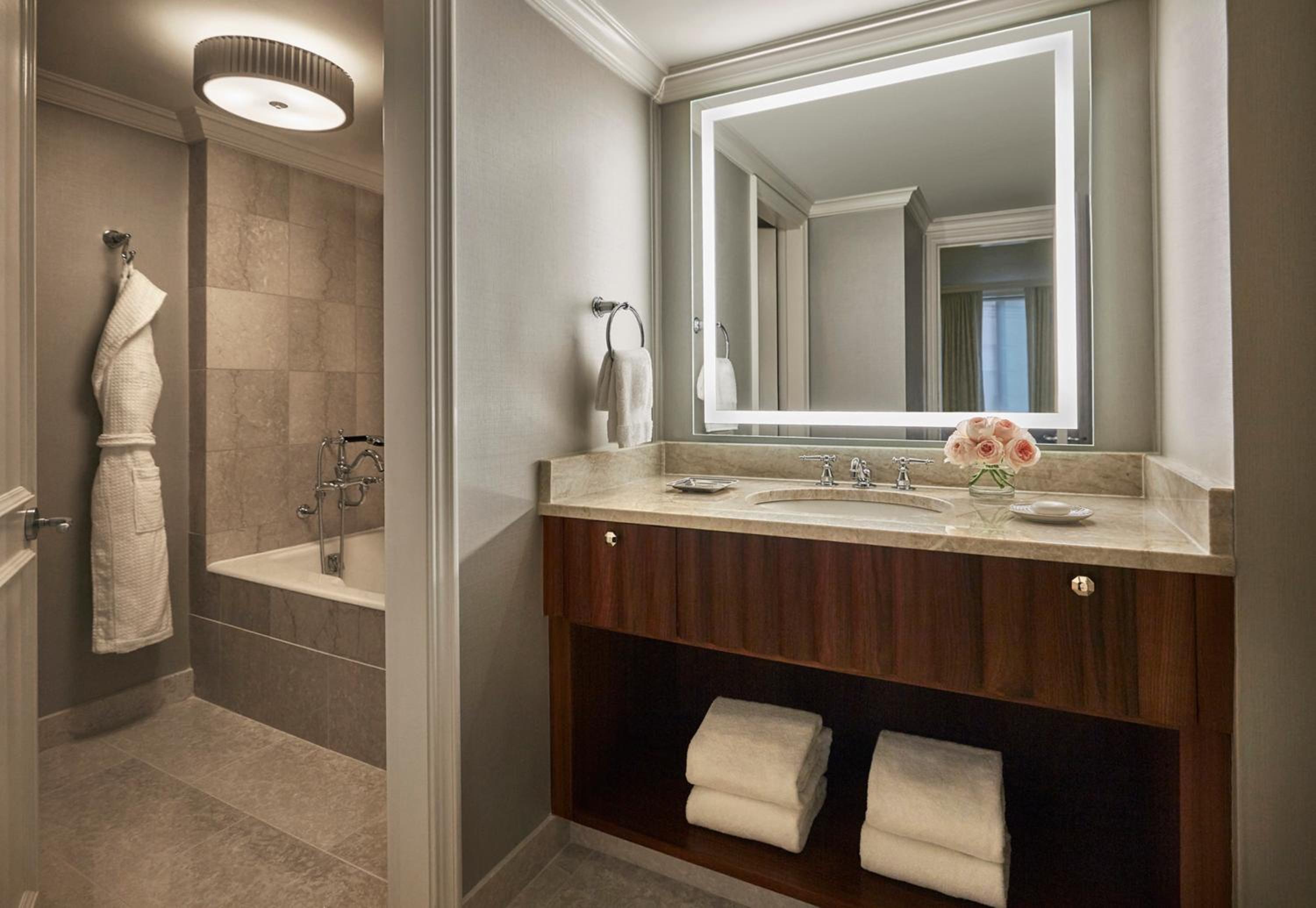 Premier Suite East Wing   - Photo 5