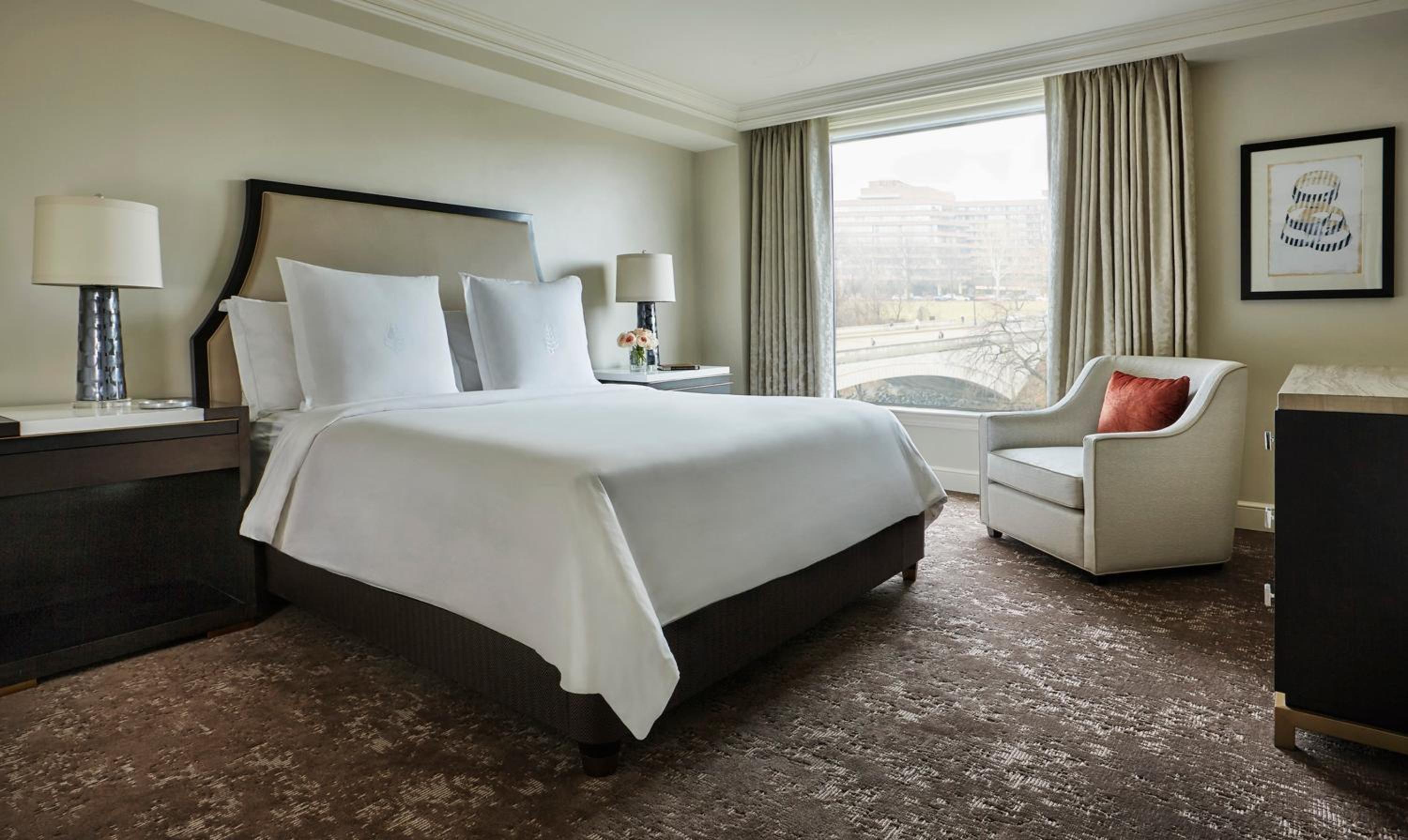 Capital Suite with One King Bed   - Photo 5