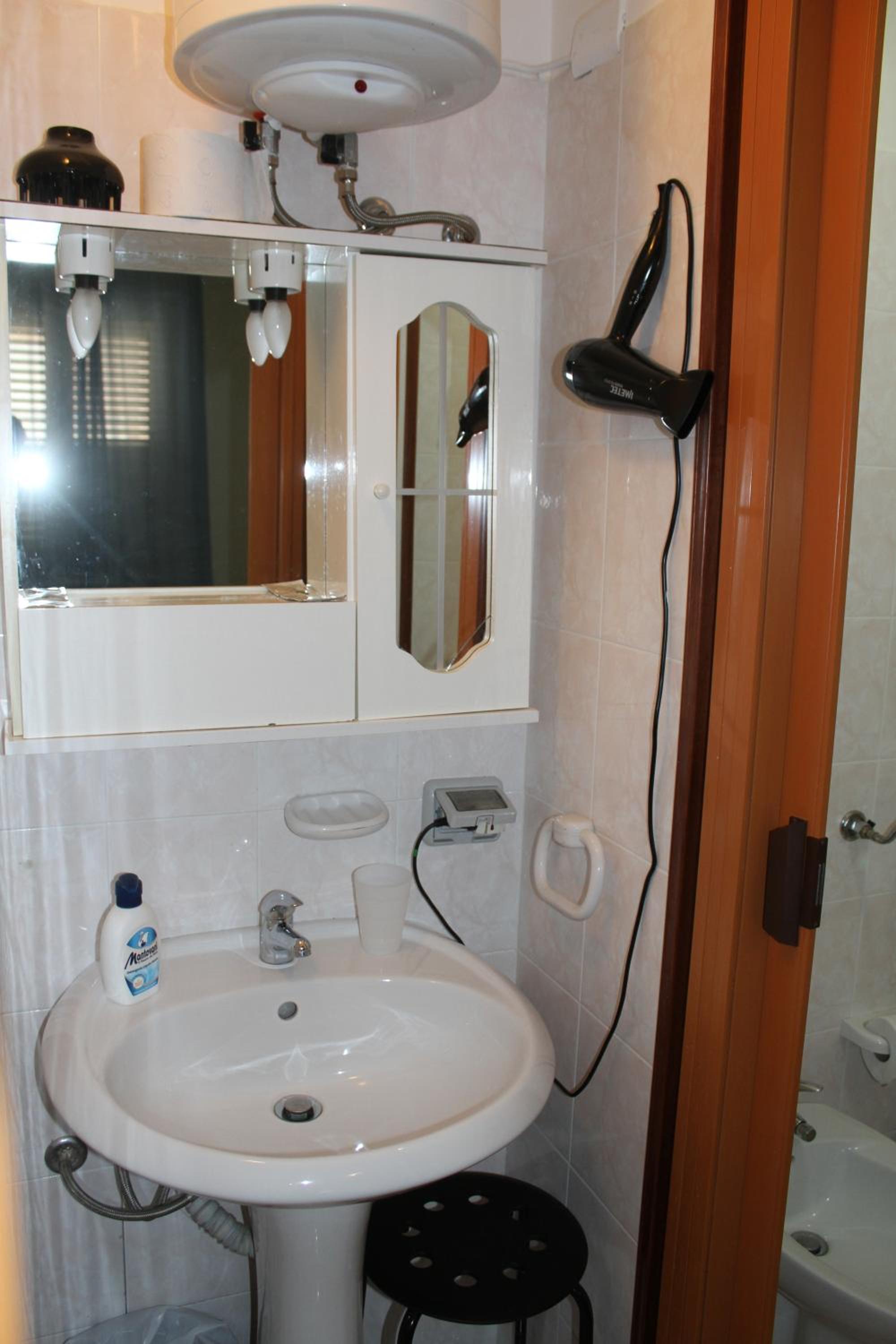 Deluxe Double Room with Balcony - Photo 4