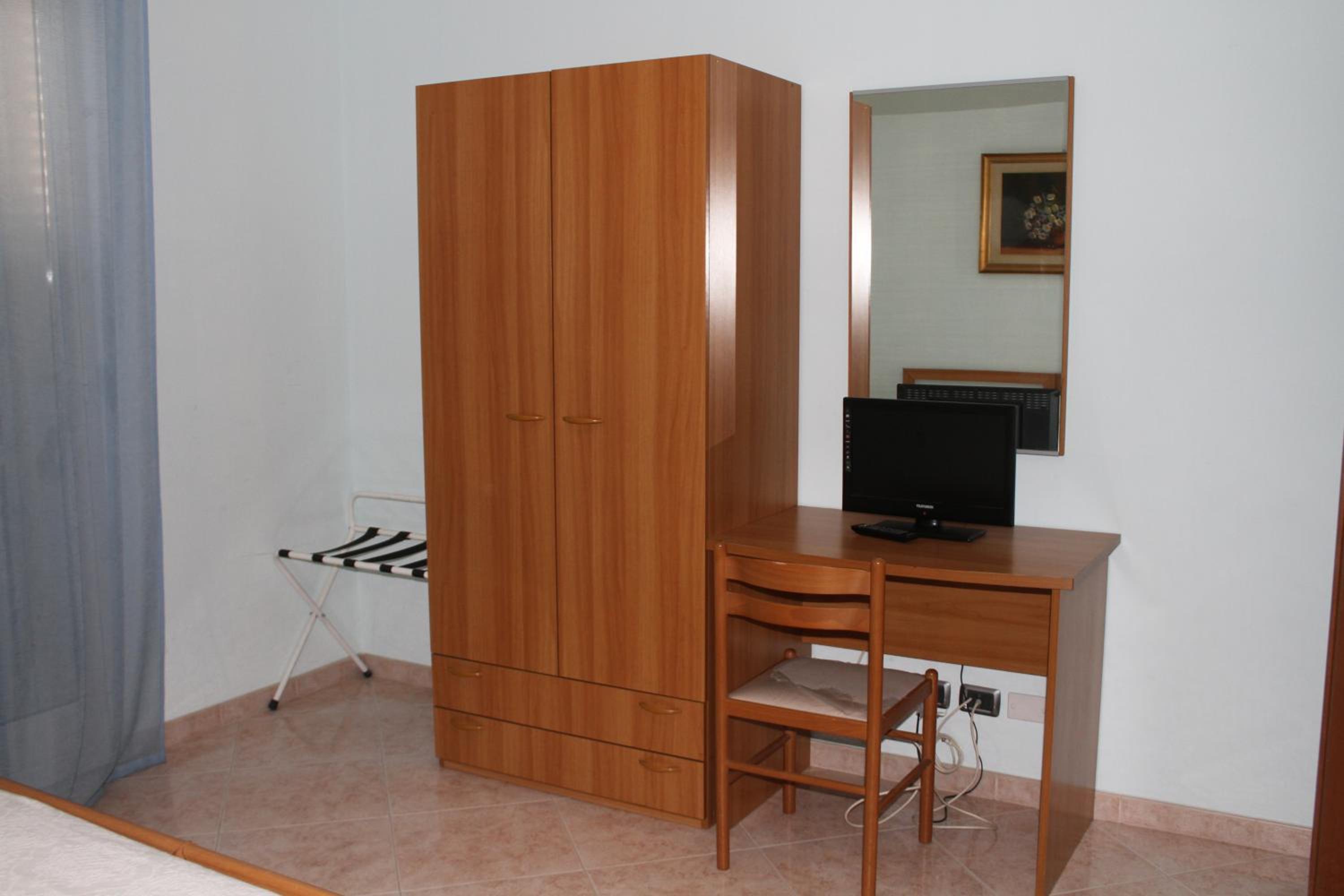 Deluxe Double Room with Balcony - Photo 3