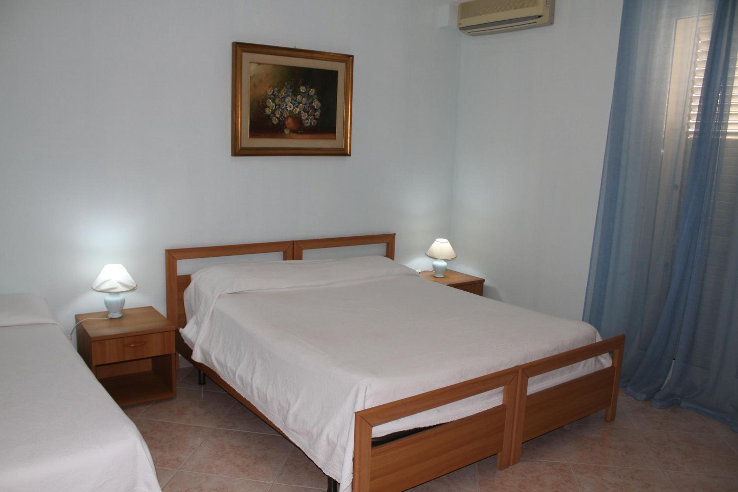 Deluxe Double Room with Balcony - Photo 2